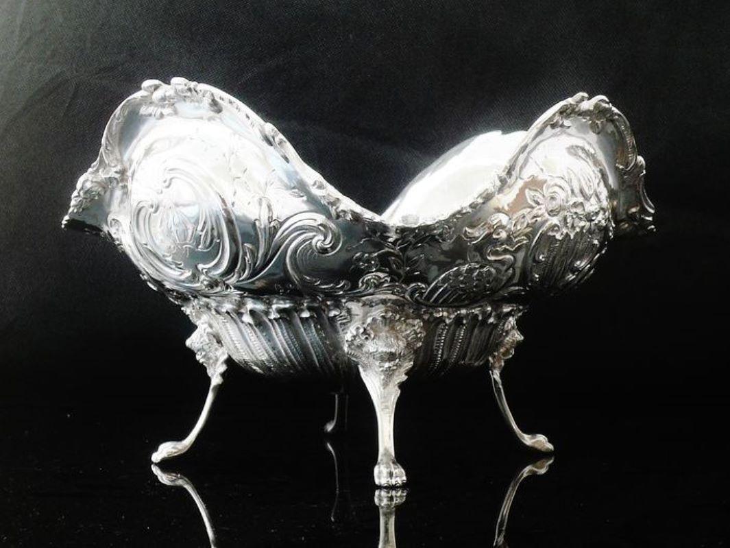 Außergewöhnlicher viktorianischer Silberständer mit versilberter Duftflasche (Frühviktorianisch) im Angebot