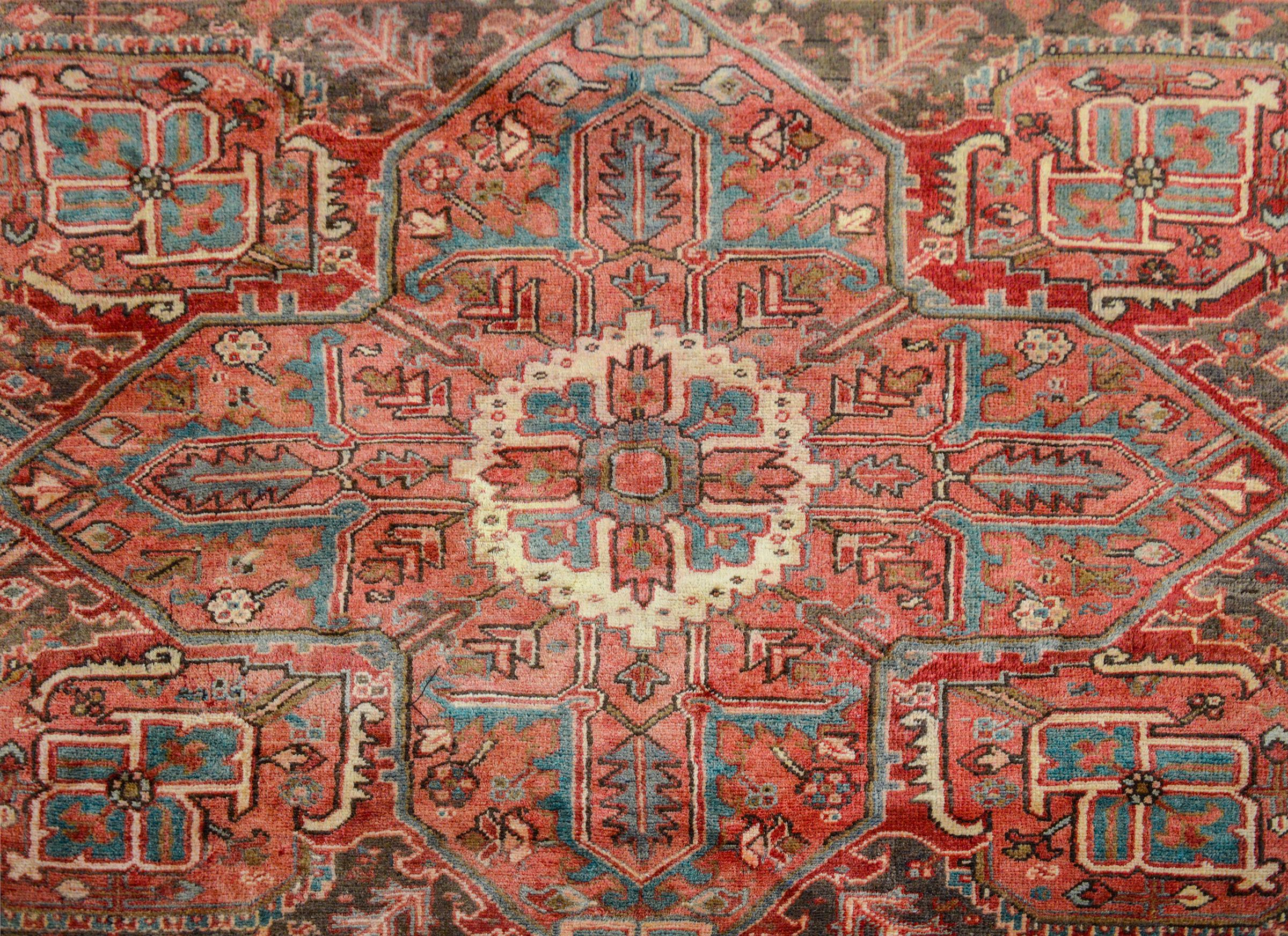 Extraordinary Vintage Heriz Rug In Good Condition In Chicago, IL