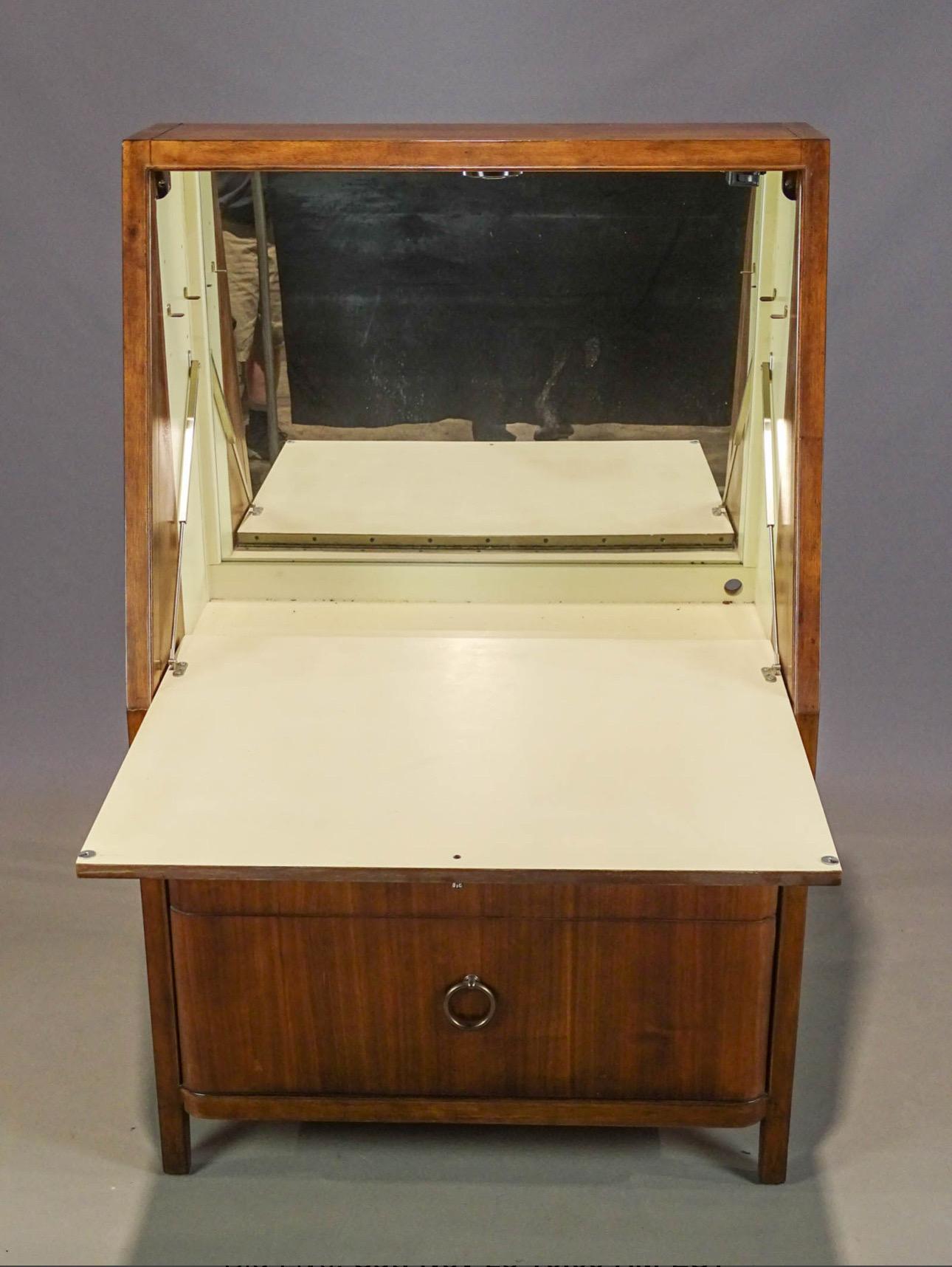 Extraordinaire meuble de bar marqueté vintage de Drexel Heritage Bon état - En vente à Hartville, OH