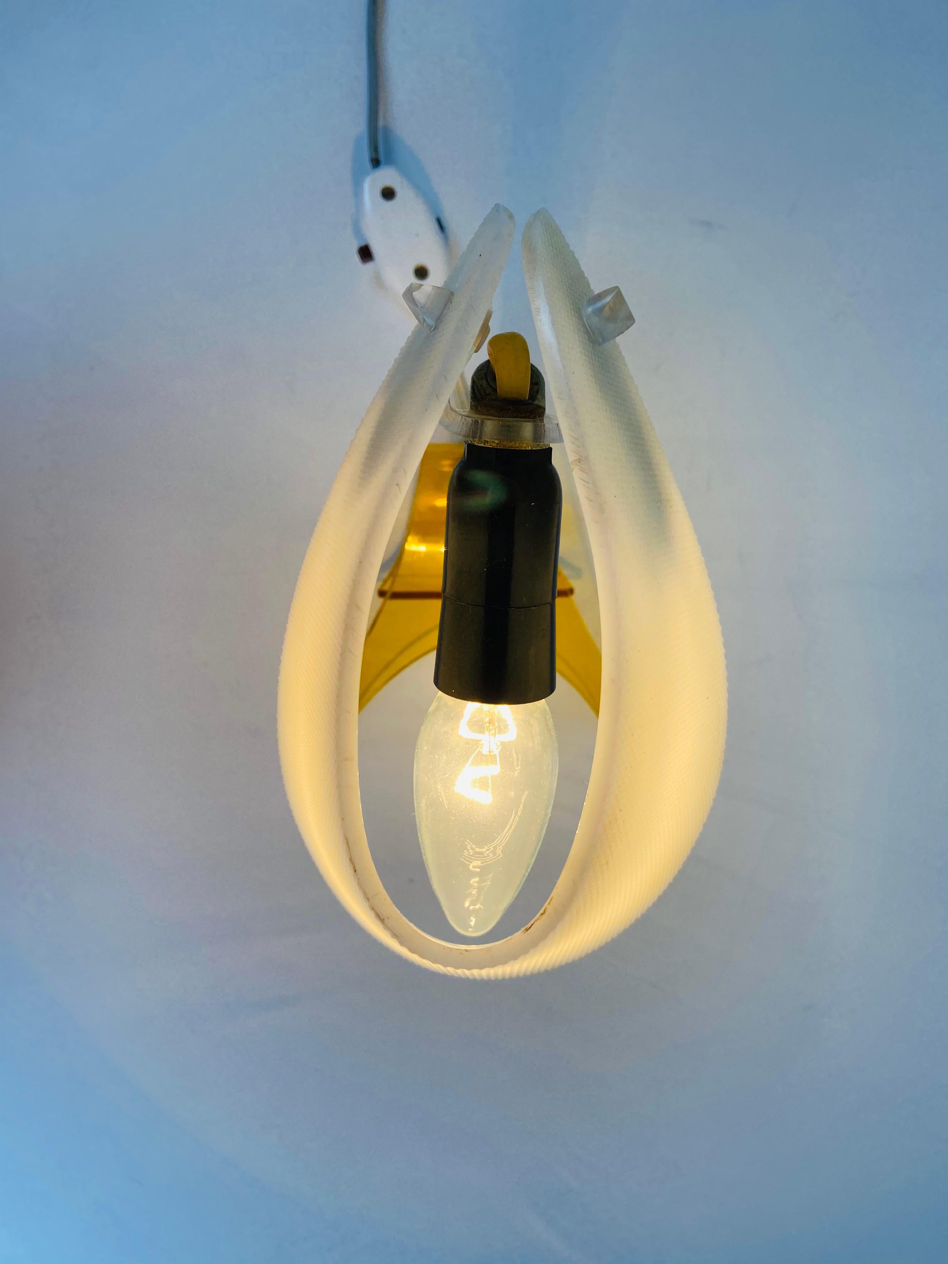 Extraordinaire lampe de bureau en perspex blanc et orange, années 1970 en vente 2