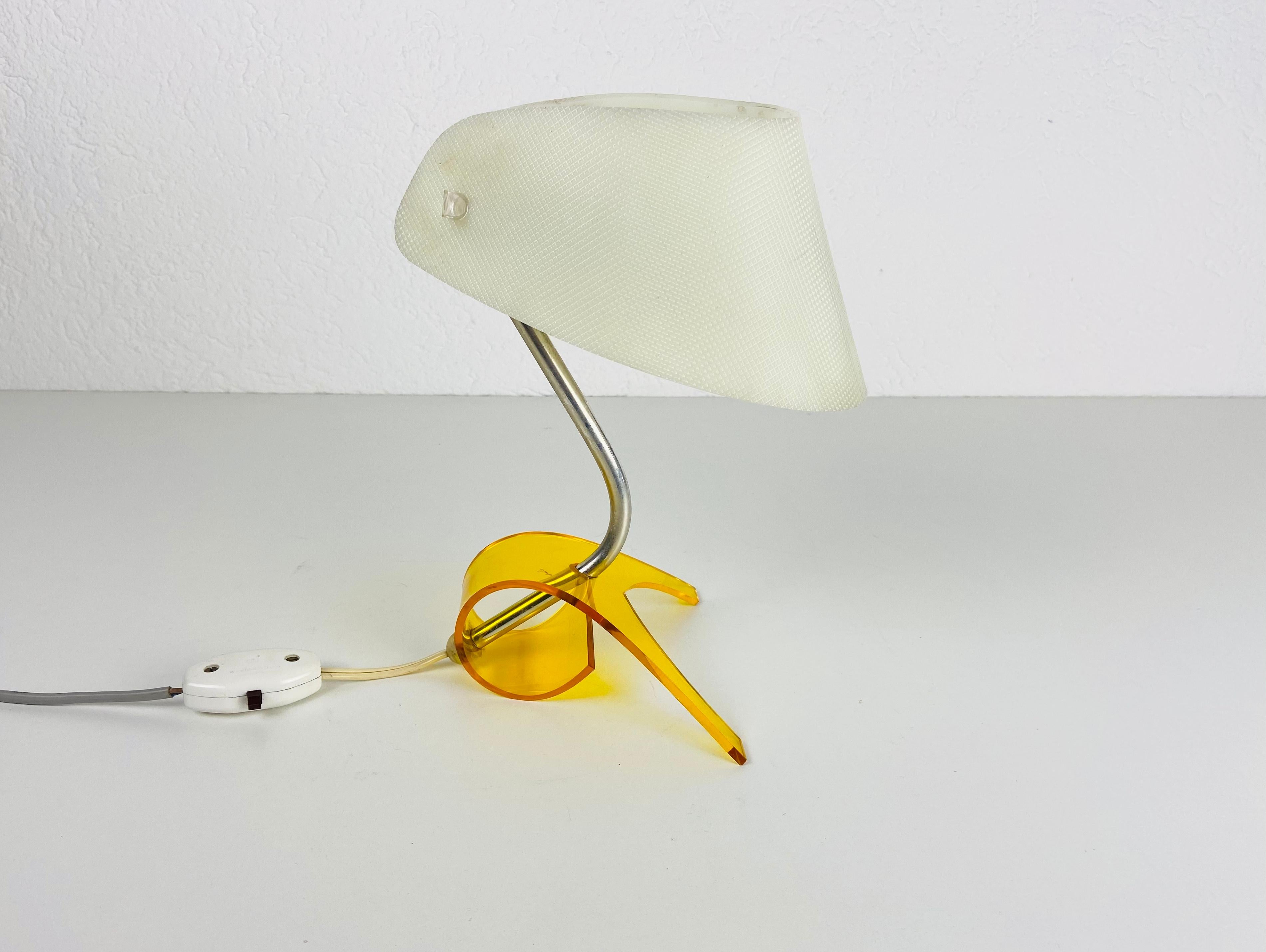 Verre Extraordinaire lampe de bureau en perspex blanc et orange, années 1970 en vente