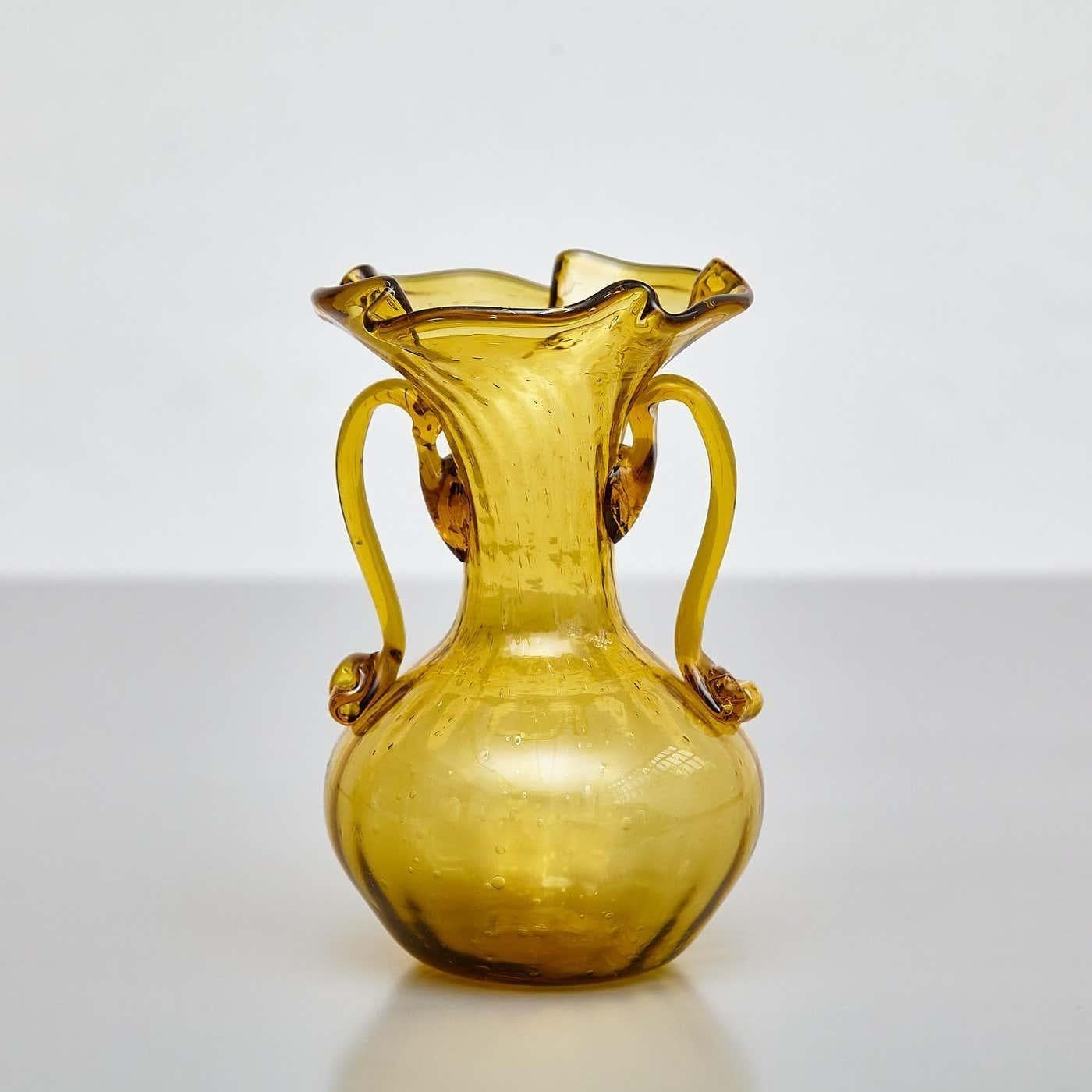 Rehaussez votre décor avec la beauté exquise de cet extraordinaire vase en verre soufflé jaune du début du 20e siècle. Fabriqué par un fabricant inconnu en Espagne vers 1930, ce vase a conservé son état d'origine, affichant une usure mineure qui