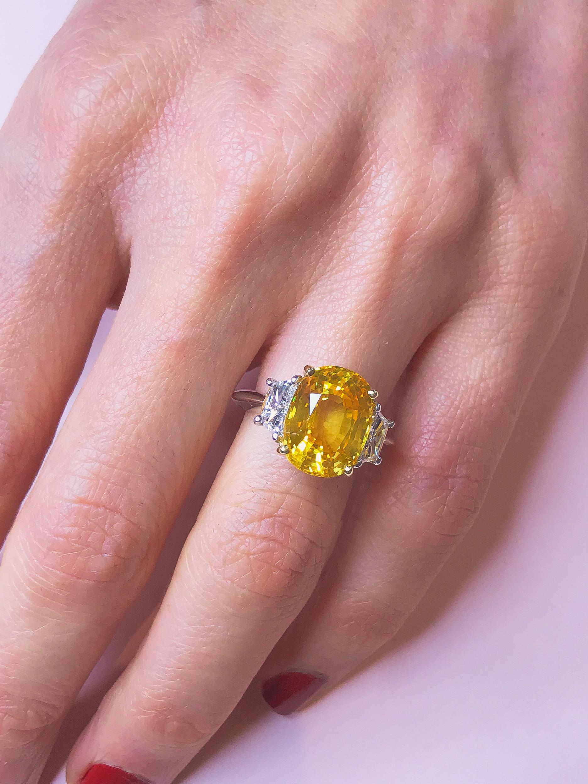 Extraordinary Yellow Sapphire and White Diamond Ring In New Condition In London, GB