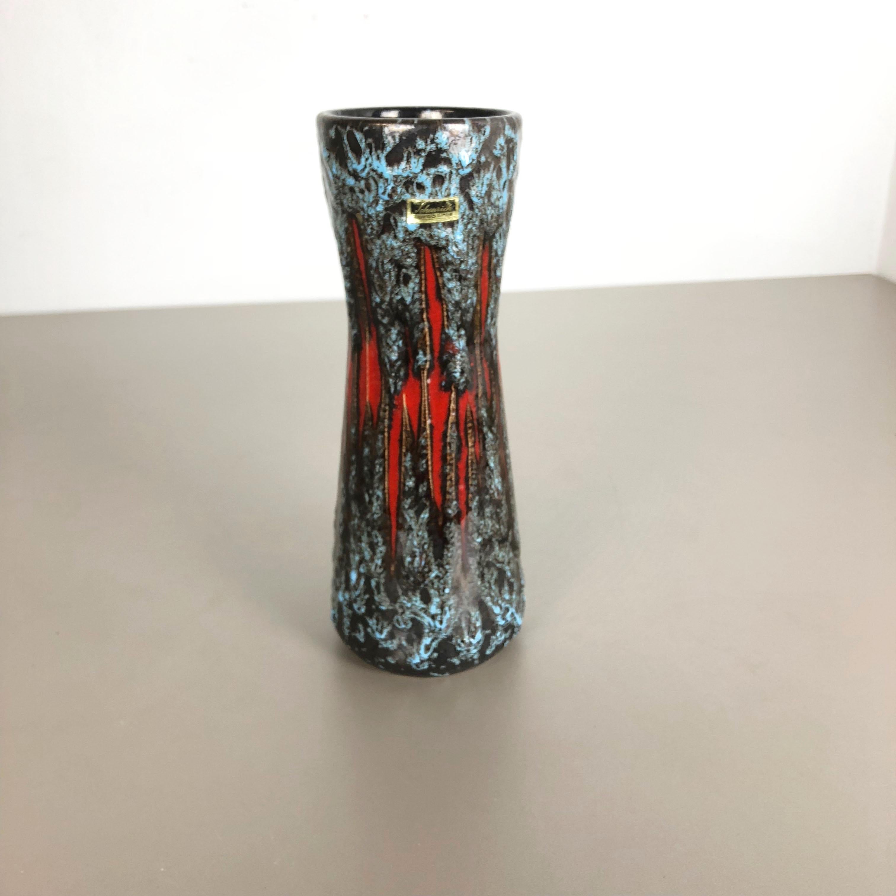 Article:

Fat lava art vase 


model: 206-27


Producer:

Scheurich, Germany



Decade:

1970s




This original vintage vase was produced in the 1970s in Germany by Scheurich. it is made of ceramic pottery in fat lava optic. Super rare in this