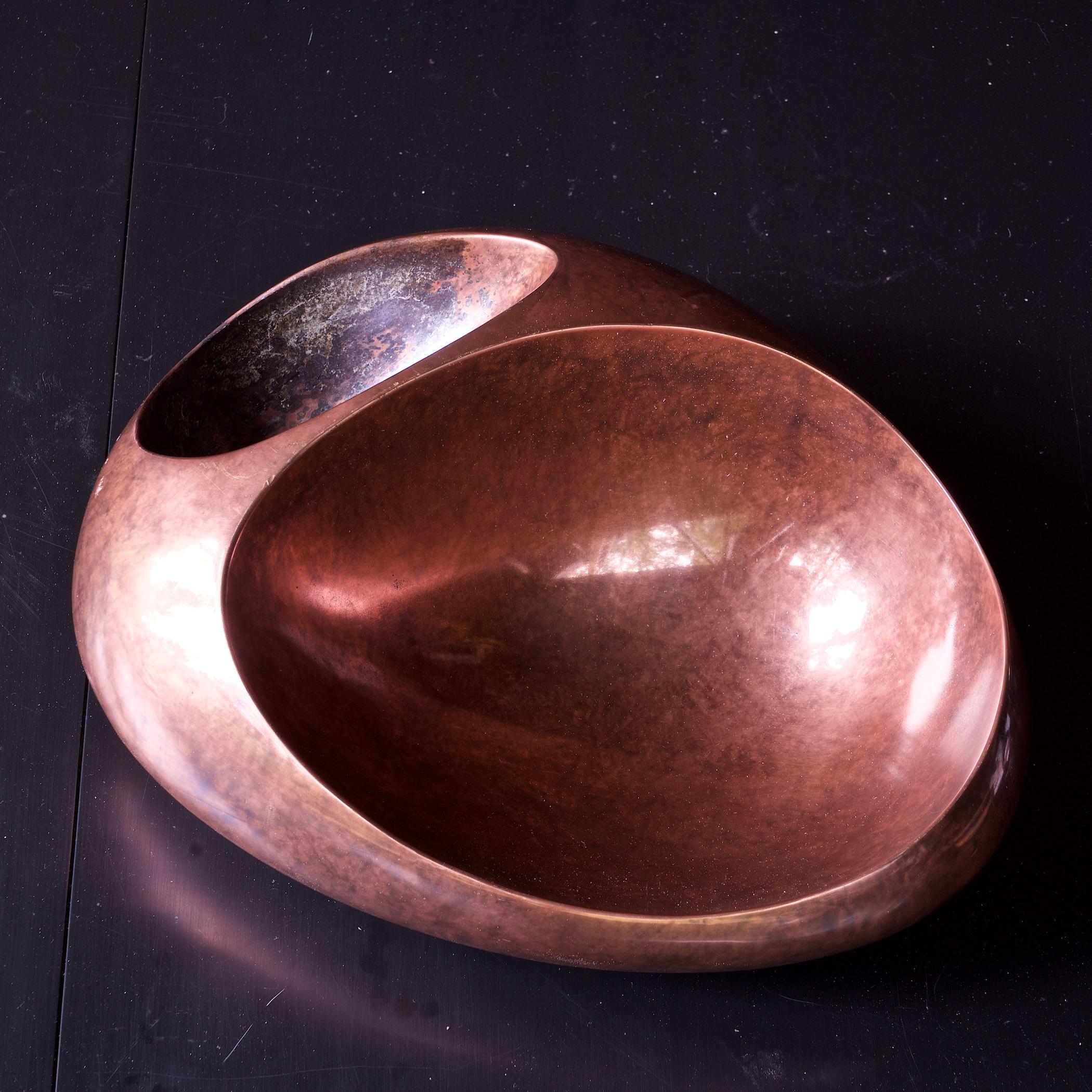 Mid-Century moderno Scultura da tavolo Biomorfa Biomorfa Grande Orb Centerpiece Bowl Copper Palte in vendita