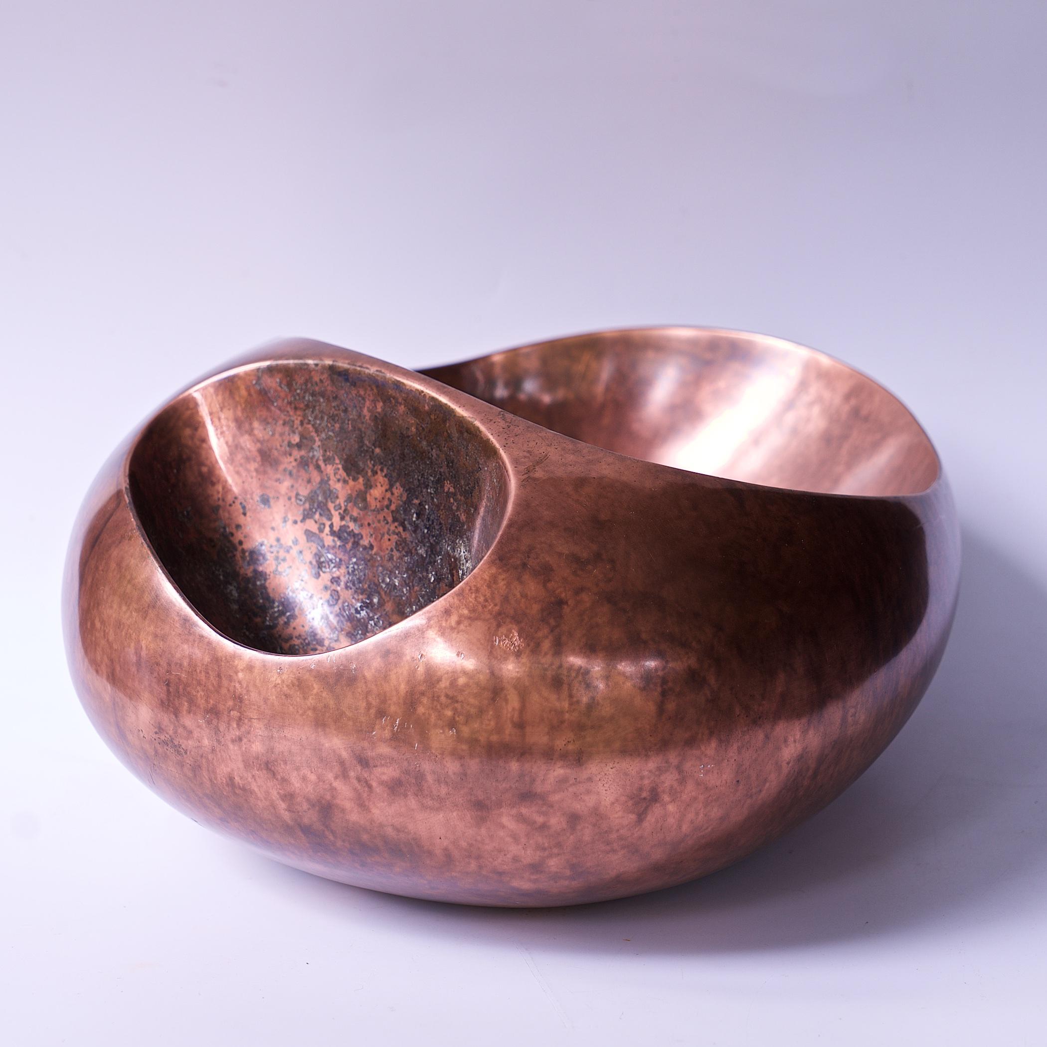 Vintage Biomorphic Large Orb Centerpiece Bowl Copper Palte Table Sculpture In Distressed Condition For Sale In Hyattsville, MD
