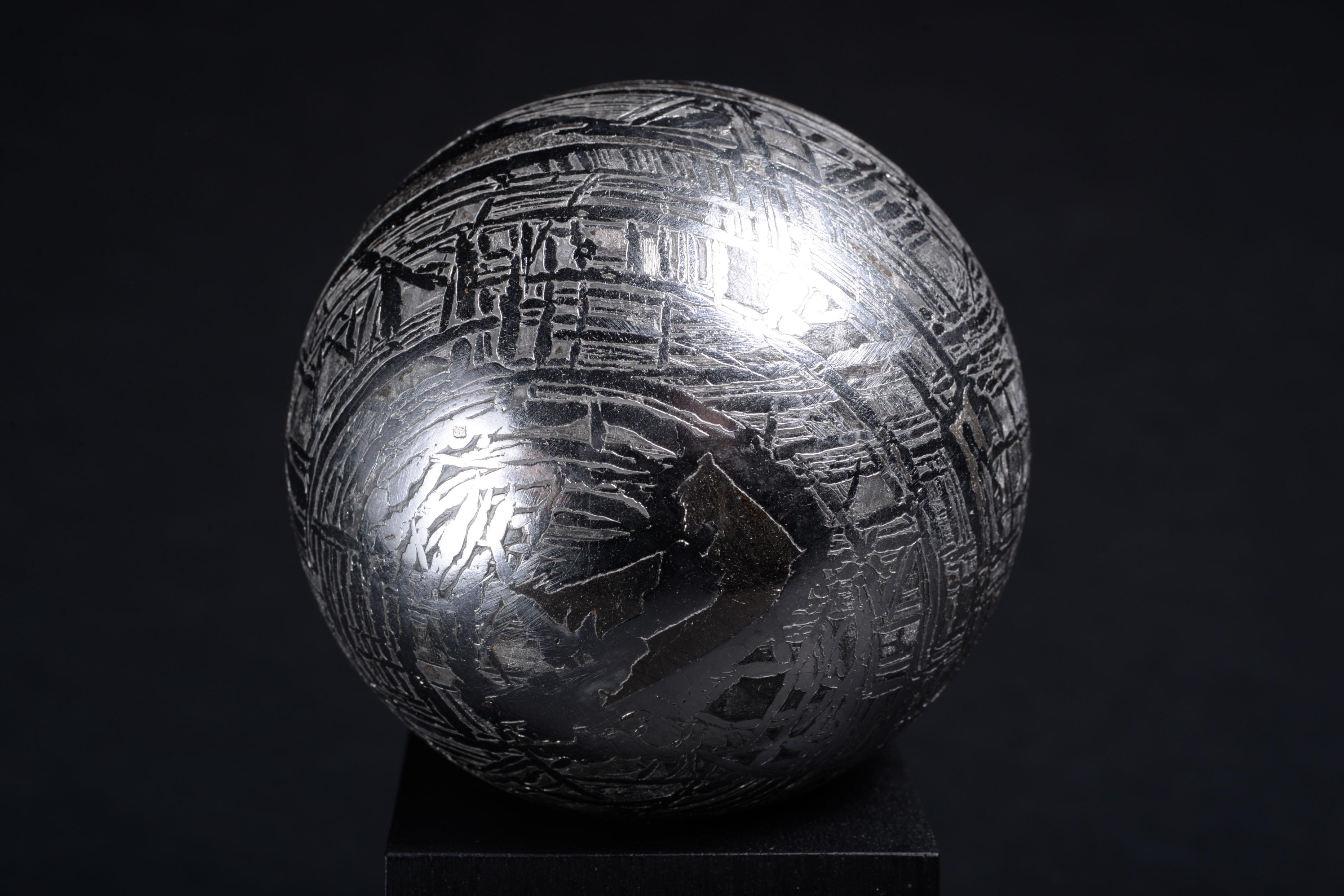 Sphère météorite extraterrestre en fer Excellent état - En vente à London, GB