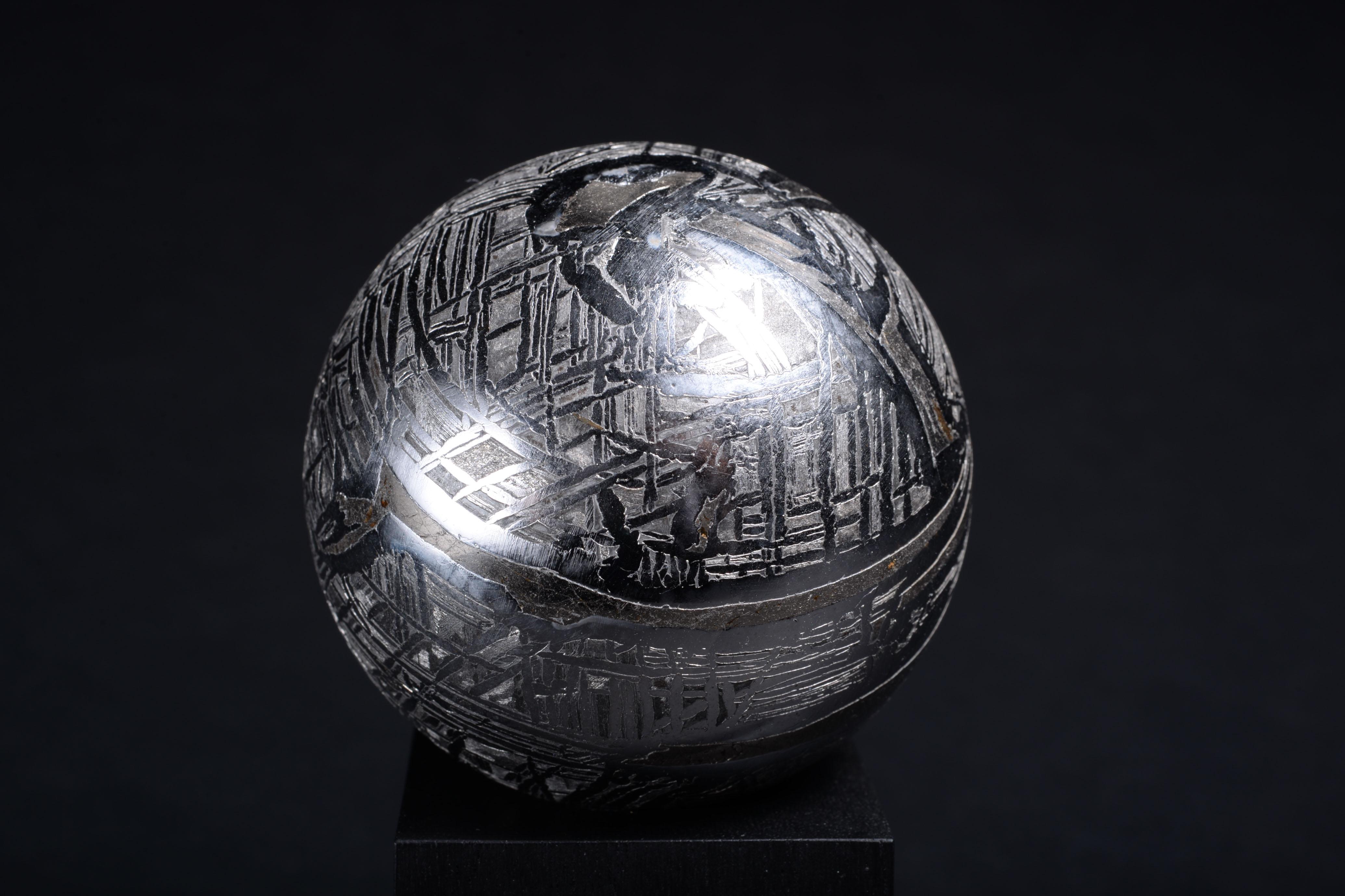 XVIIIe siècle et antérieur Sphère météorite extraterrestre en fer en vente