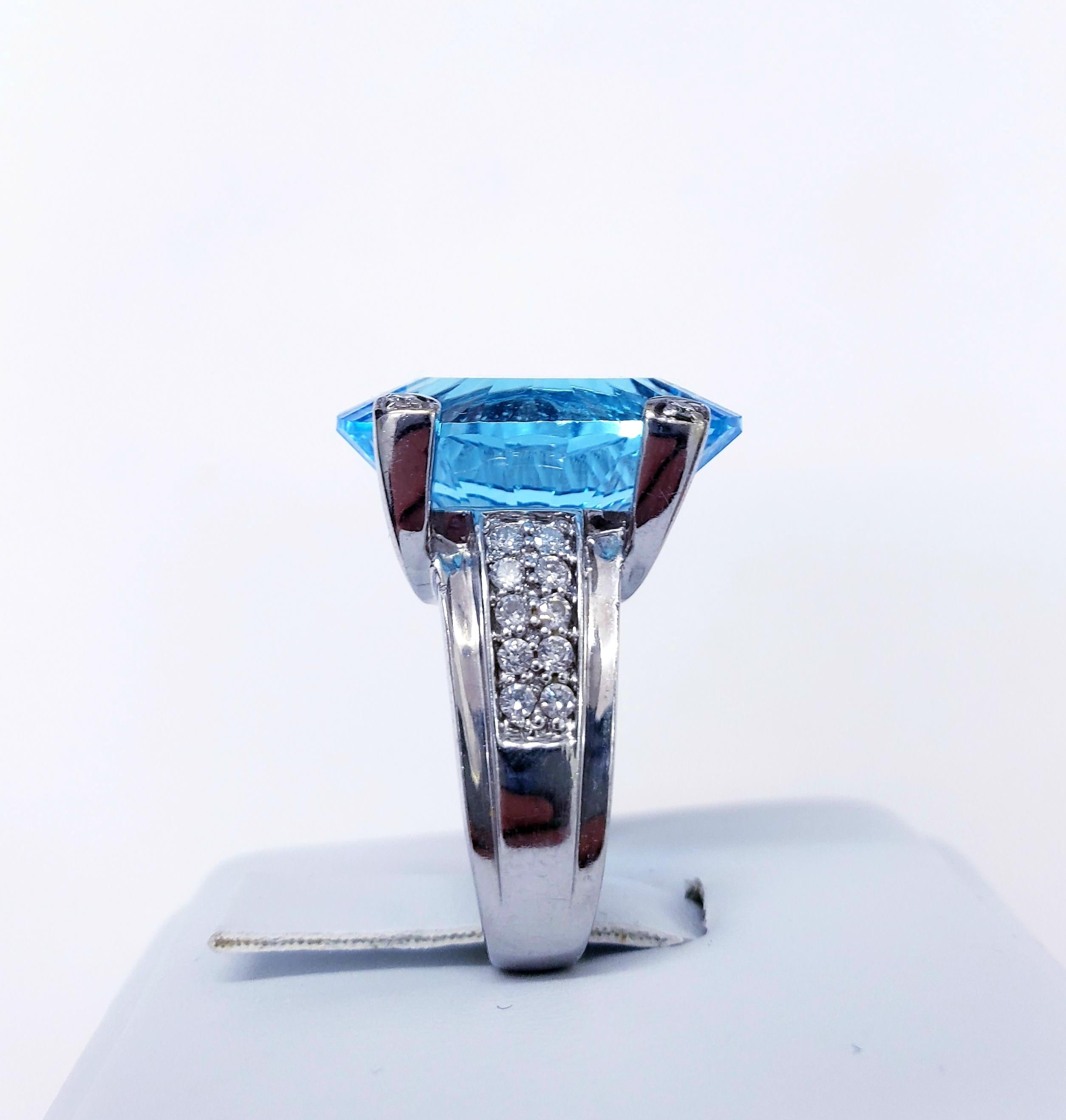 Extravagant 17.00 Carat Concave Oval Blue Topaz Diamond Cocktail Ring 18k White In Good Condition For Sale In Miami, FL
