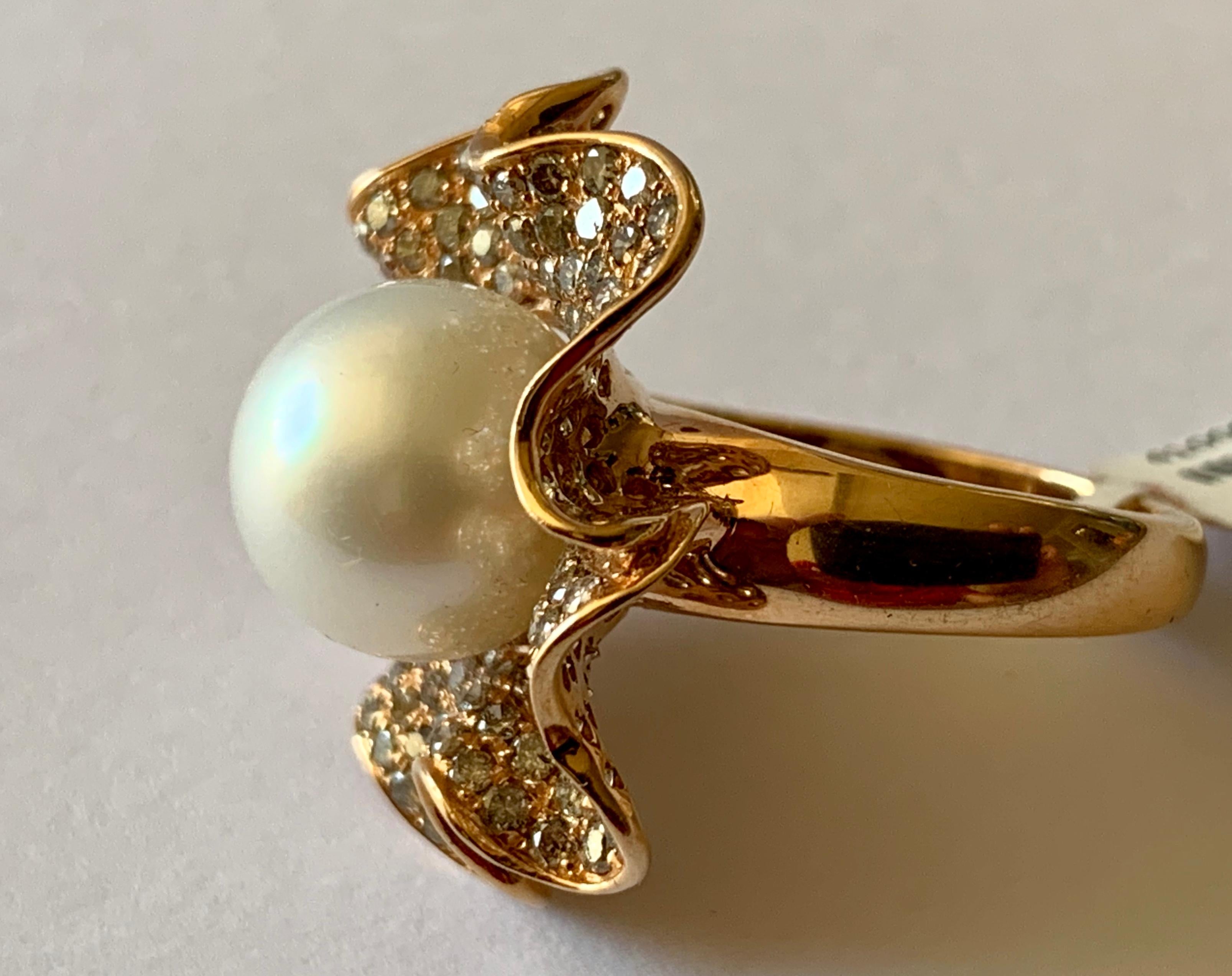 Extravagant 18k Gold Ring Diamond Pavé and South Sea Pearl Flower Cocktail Ring For Sale 6