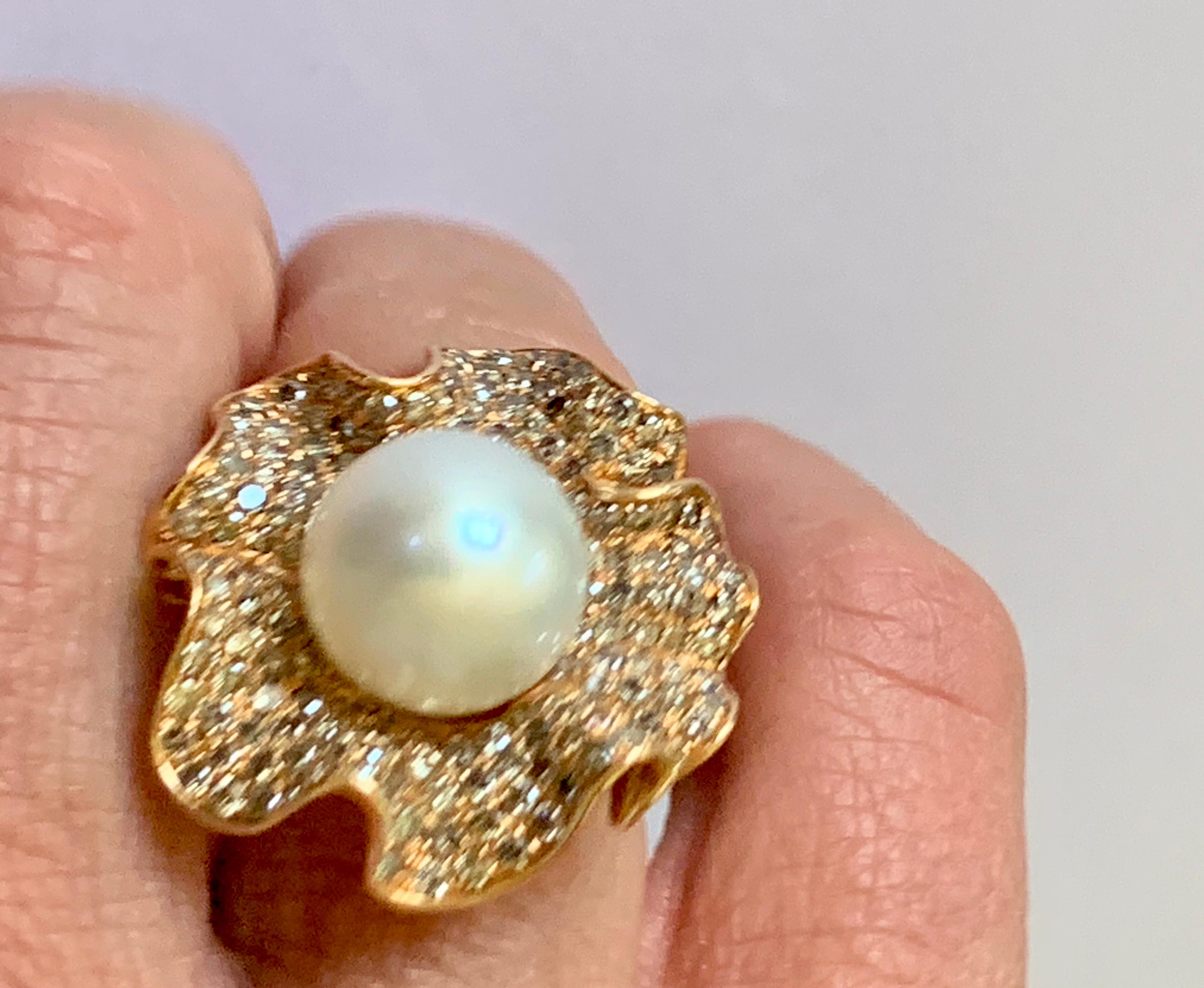 Taille ronde Extravagante bague en or 18k Pavé de diamants et fleur de perle des mers du Sud Bague de cocktail en vente