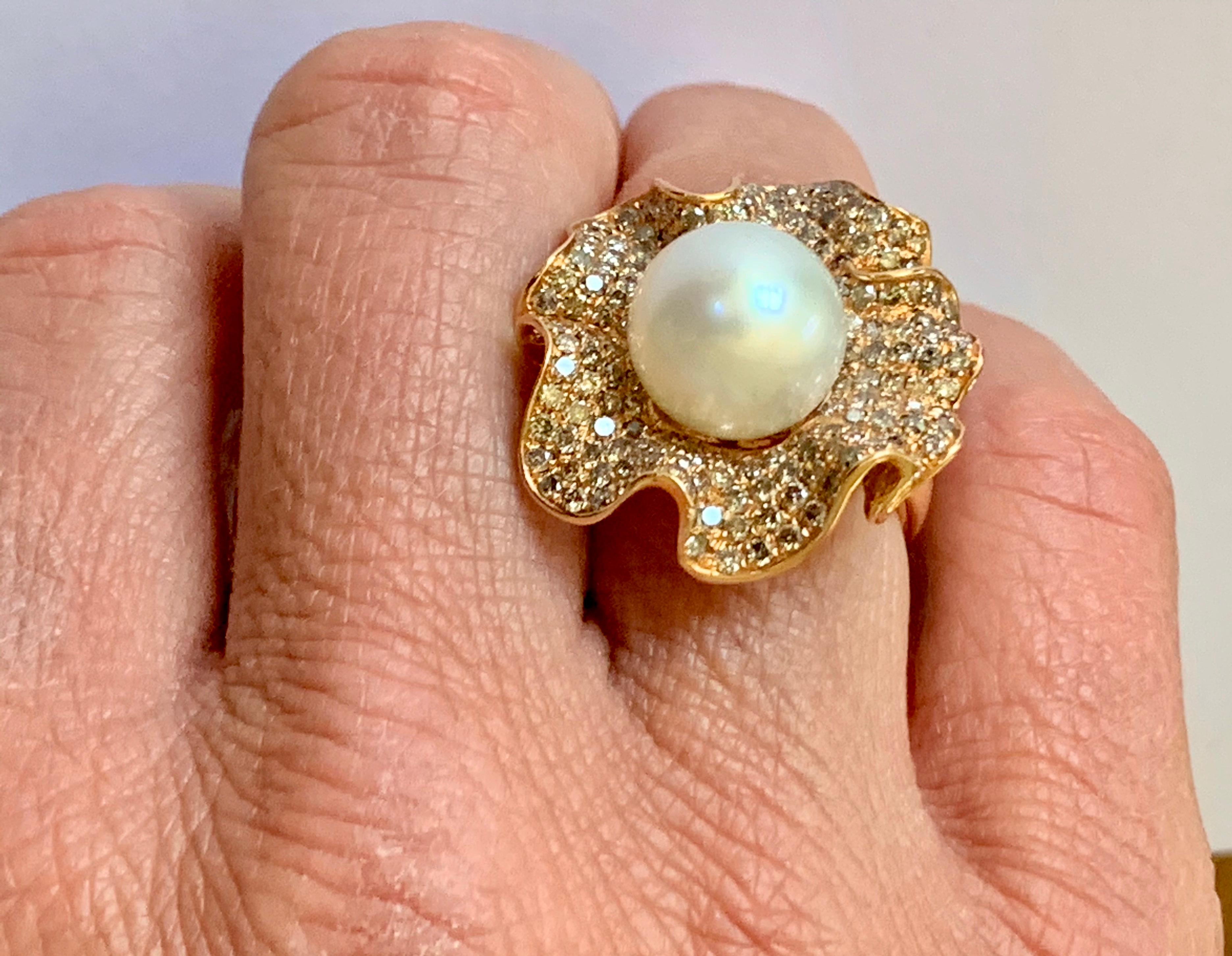 Extravagant 18k Gold Ring Diamond Pavé and South Sea Pearl Flower Cocktail Ring In New Condition For Sale In Zurich, Zollstrasse