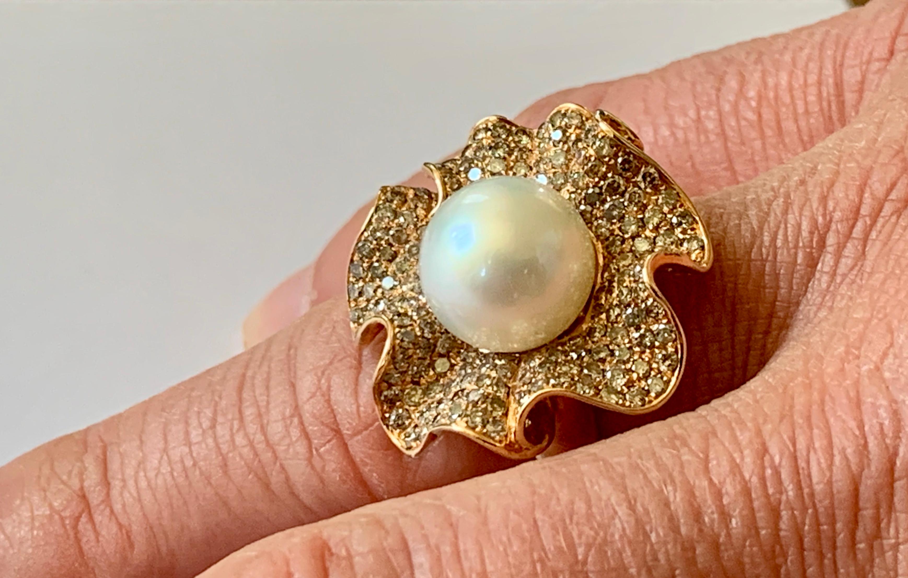 Extravagante bague en or 18k Pavé de diamants et fleur de perle des mers du Sud Bague de cocktail en vente 1