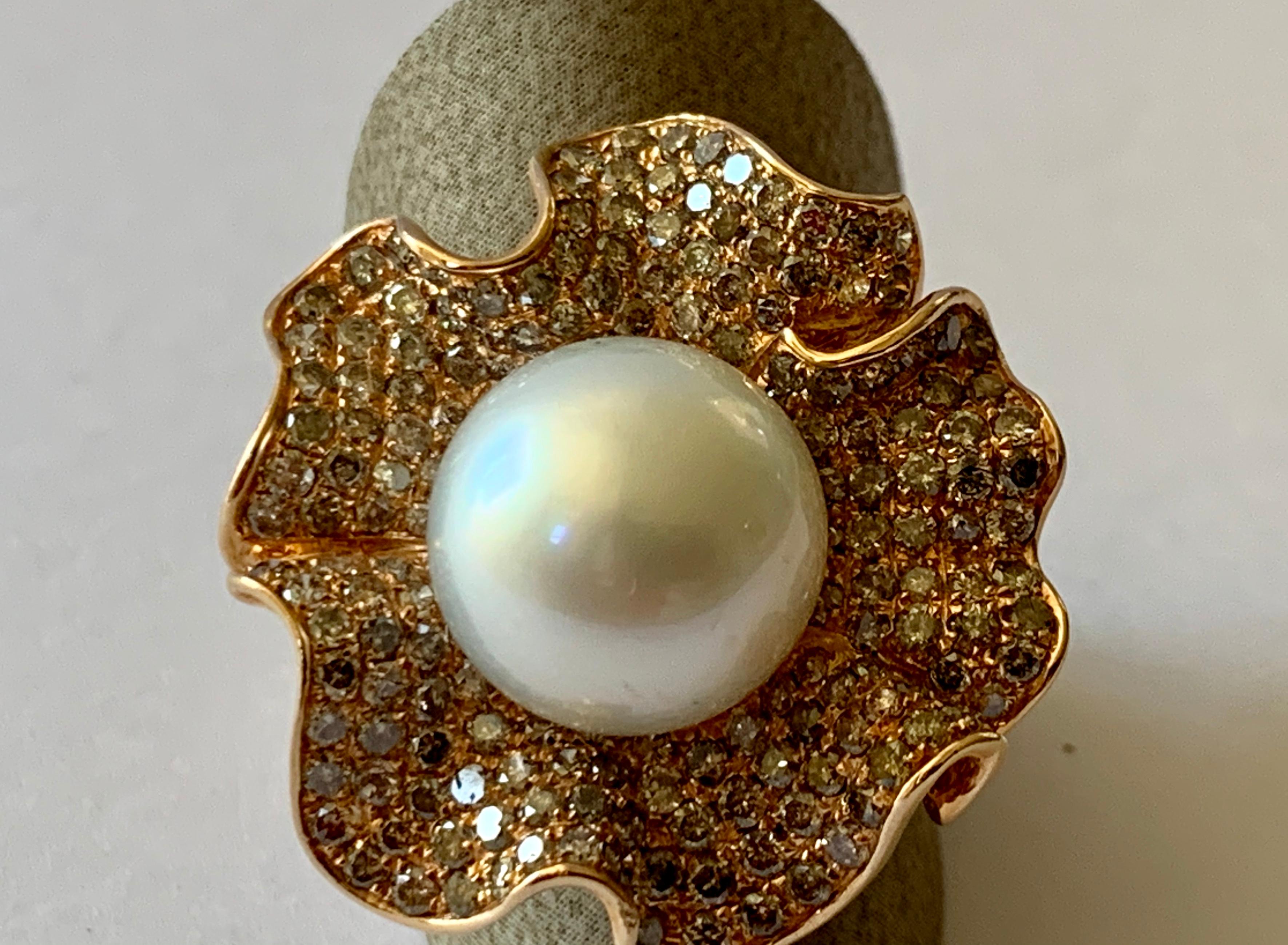 Extravagant 18k Gold Ring Diamond Pavé and South Sea Pearl Flower Cocktail Ring For Sale 2