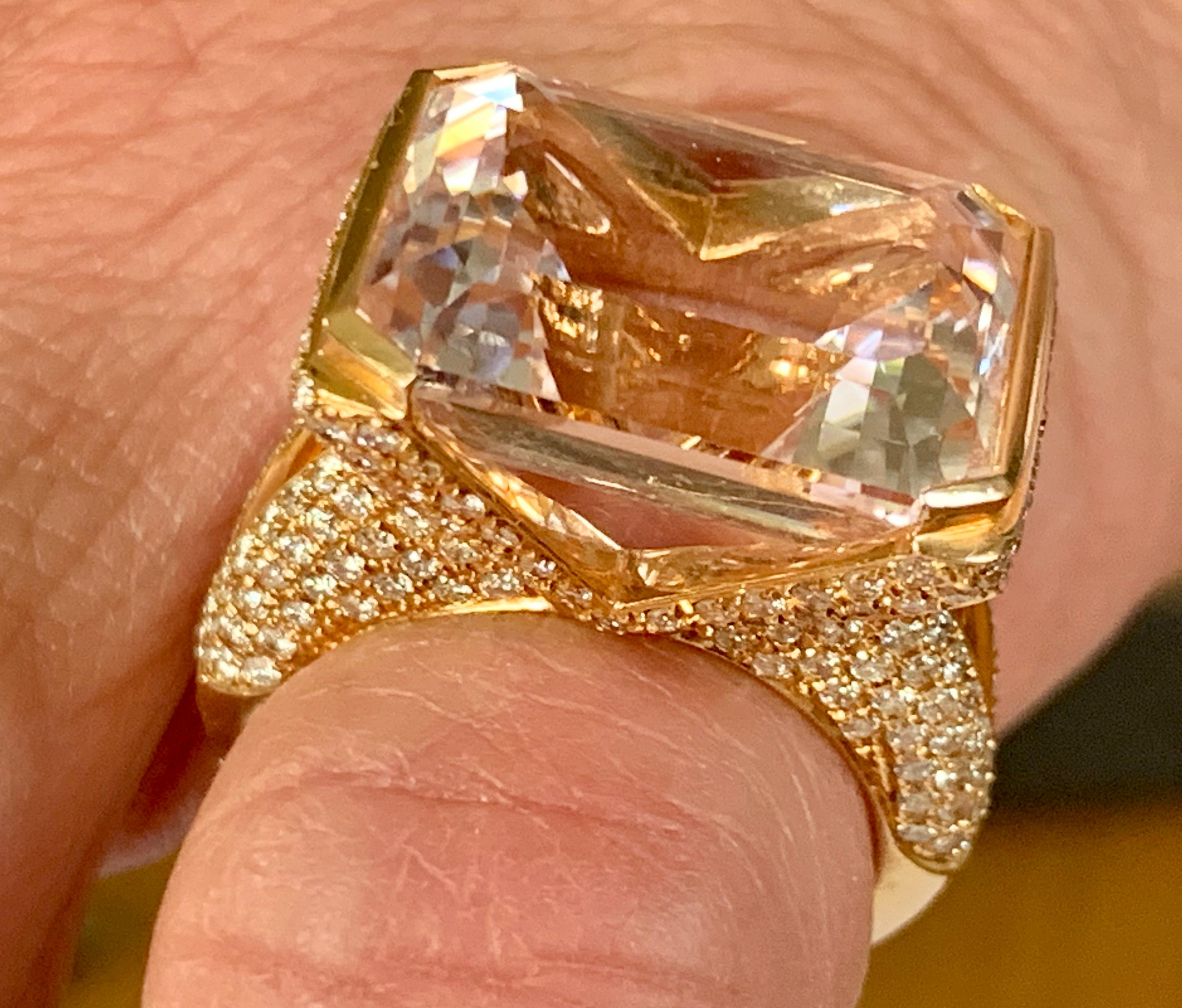 Extravagant 18 Karat Pink Gold Ring with Kunzite and Diamonds For Sale 1