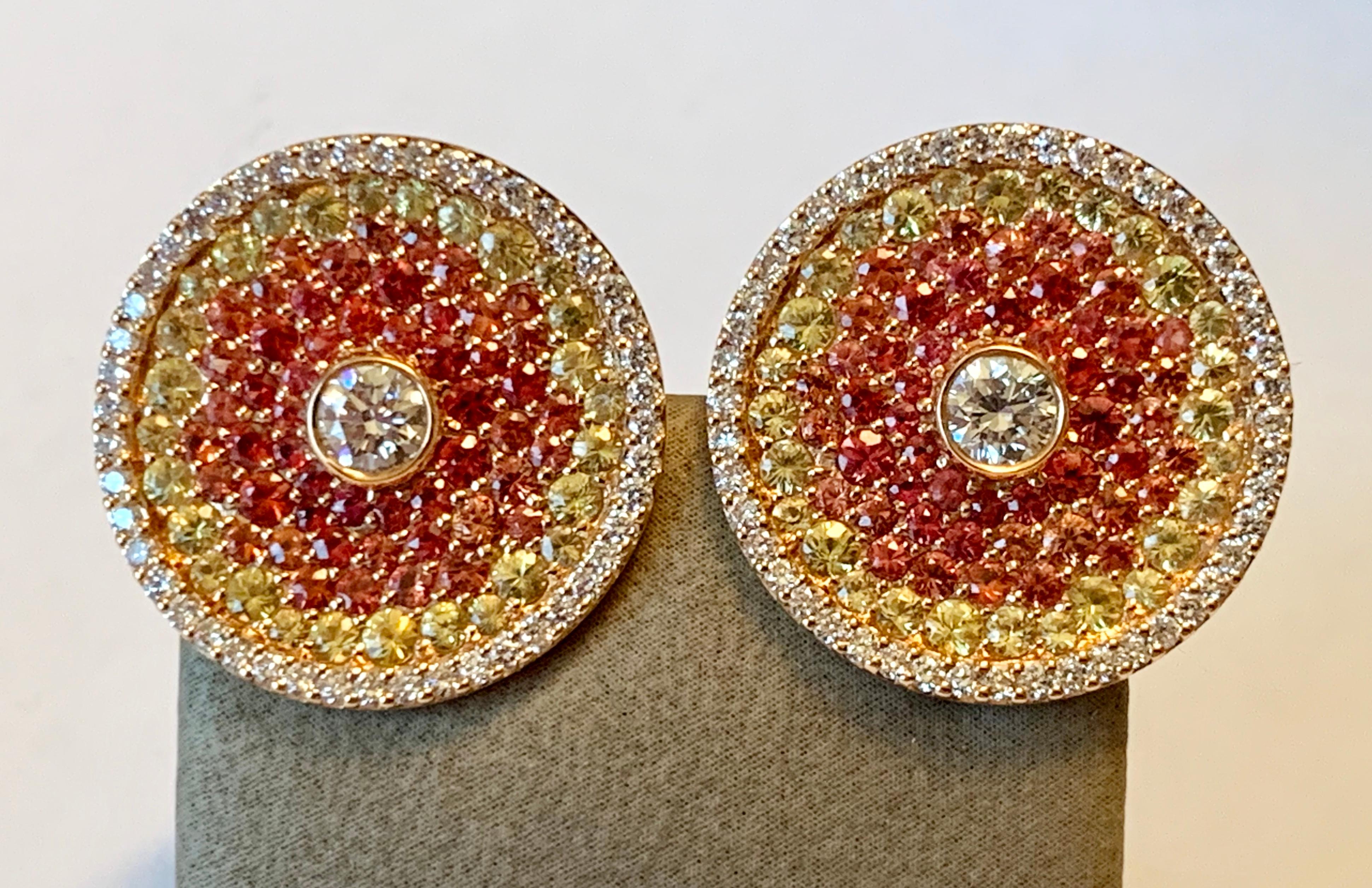 Magnifiques clous d'oreille en or rose 18 K, ornés de diamants et de saphirs jaunes et orange. La couleur chaude  de l'or rose en combinaison avec des saphirs orange et jaunes crée une paire unique de clous d'oreilles qui scintillent comme un soleil
