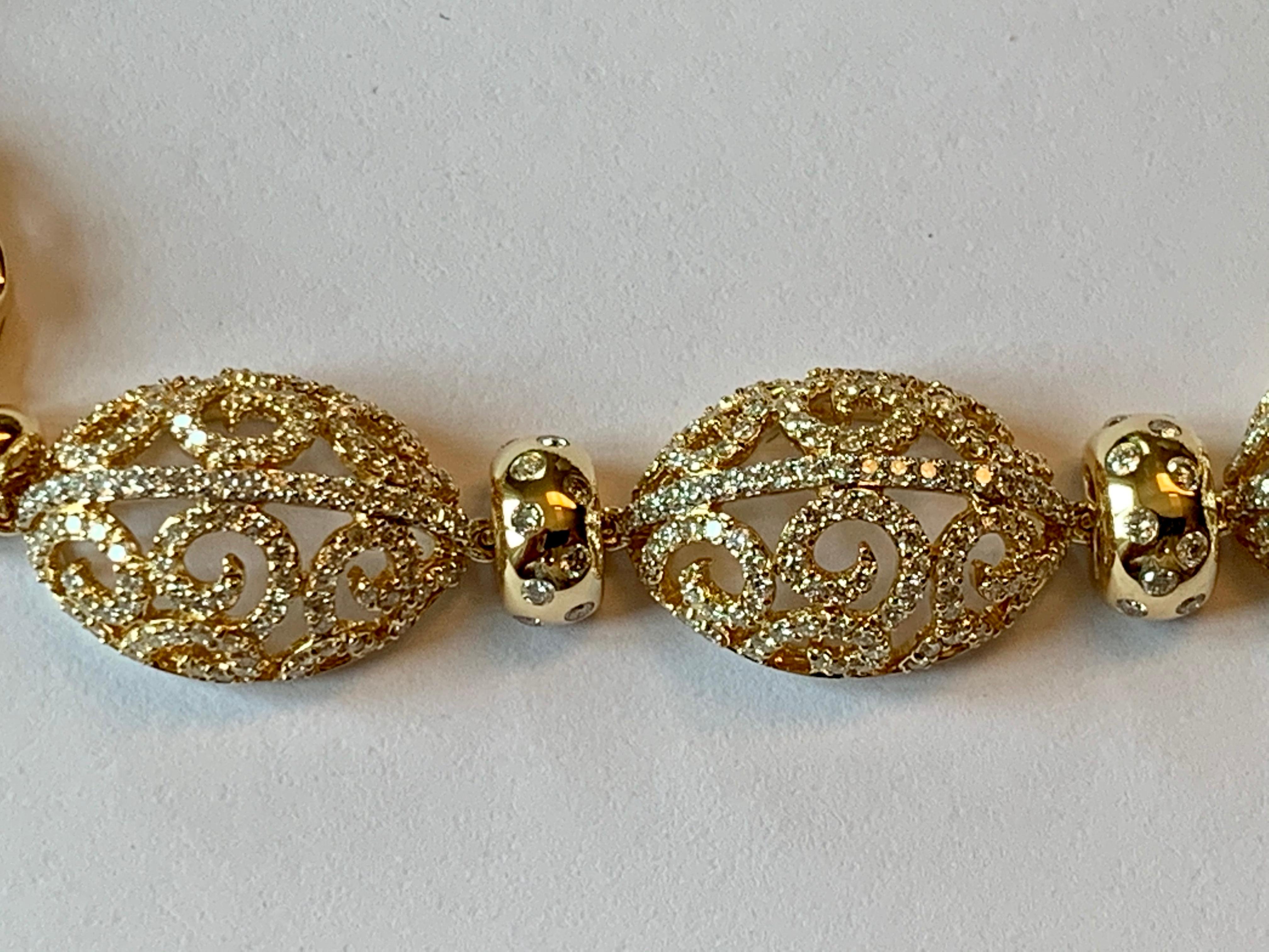 Extravagant 18 Karat Yellow Gold Diamond Necklace For Sale 1