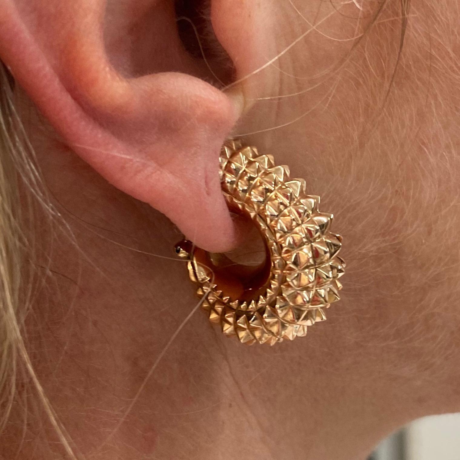 This exclusivly handmade extravagant 3 dimansional Earclips in 18 Kt Rose Gold by the well known swiss company sueños convince and fascinate with a unique Pyramid pattern and createa a lively light and shadow contrast.
The perfect piece of jewelery