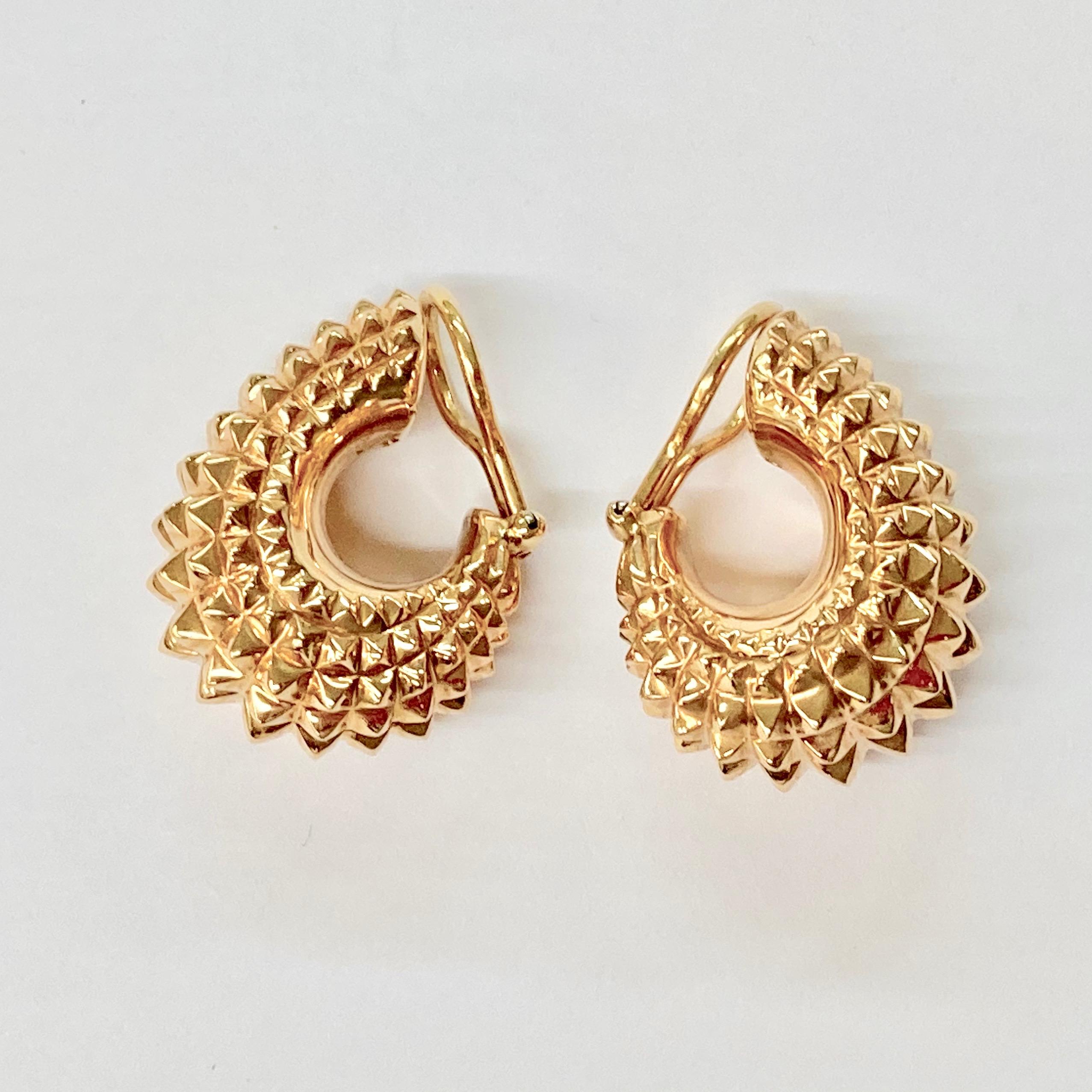 Women's Extravagant 18 Karat Rose Gold Pyramid Motiv Clip-On Earrings by Sueños Zurich For Sale