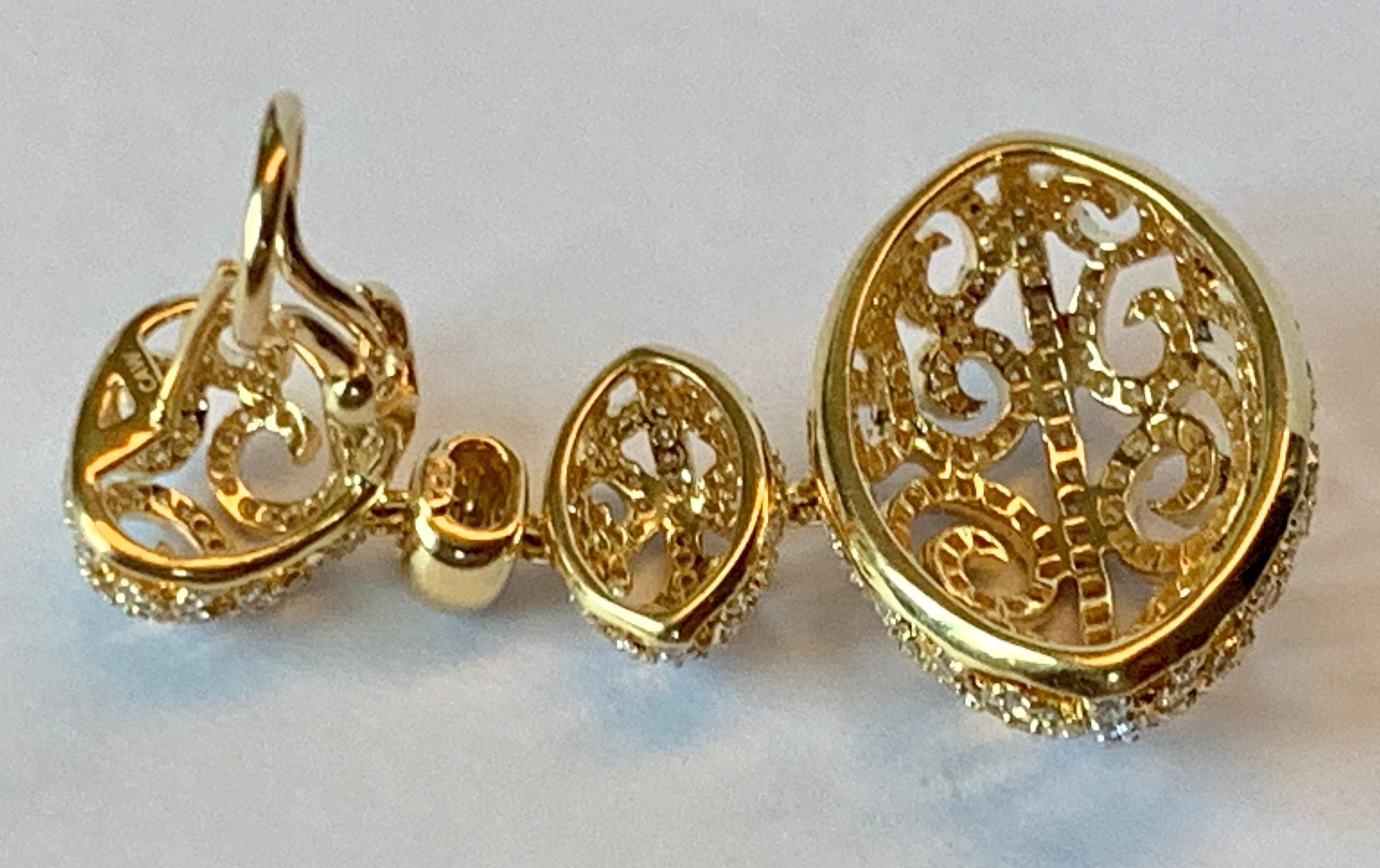 Extravagant and Intricate 18 Karat Yellow Gold Earrings with Diamonds In New Condition For Sale In Zurich, Zollstrasse