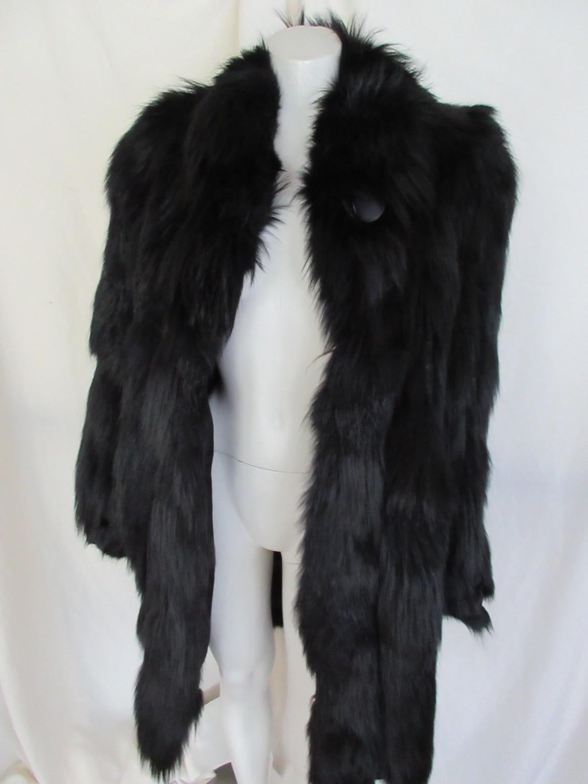 Manteau de fourrure noir exclusif à poils longs 
rare à trouver

Nous proposons des articles de fourrure plus exclusifs.

 Détails :
Avec 2 poches, 1 bouton de fermeture au col et 3 crochets de fermeture 
Avec empiècements en cuir suédé noir
Couleur