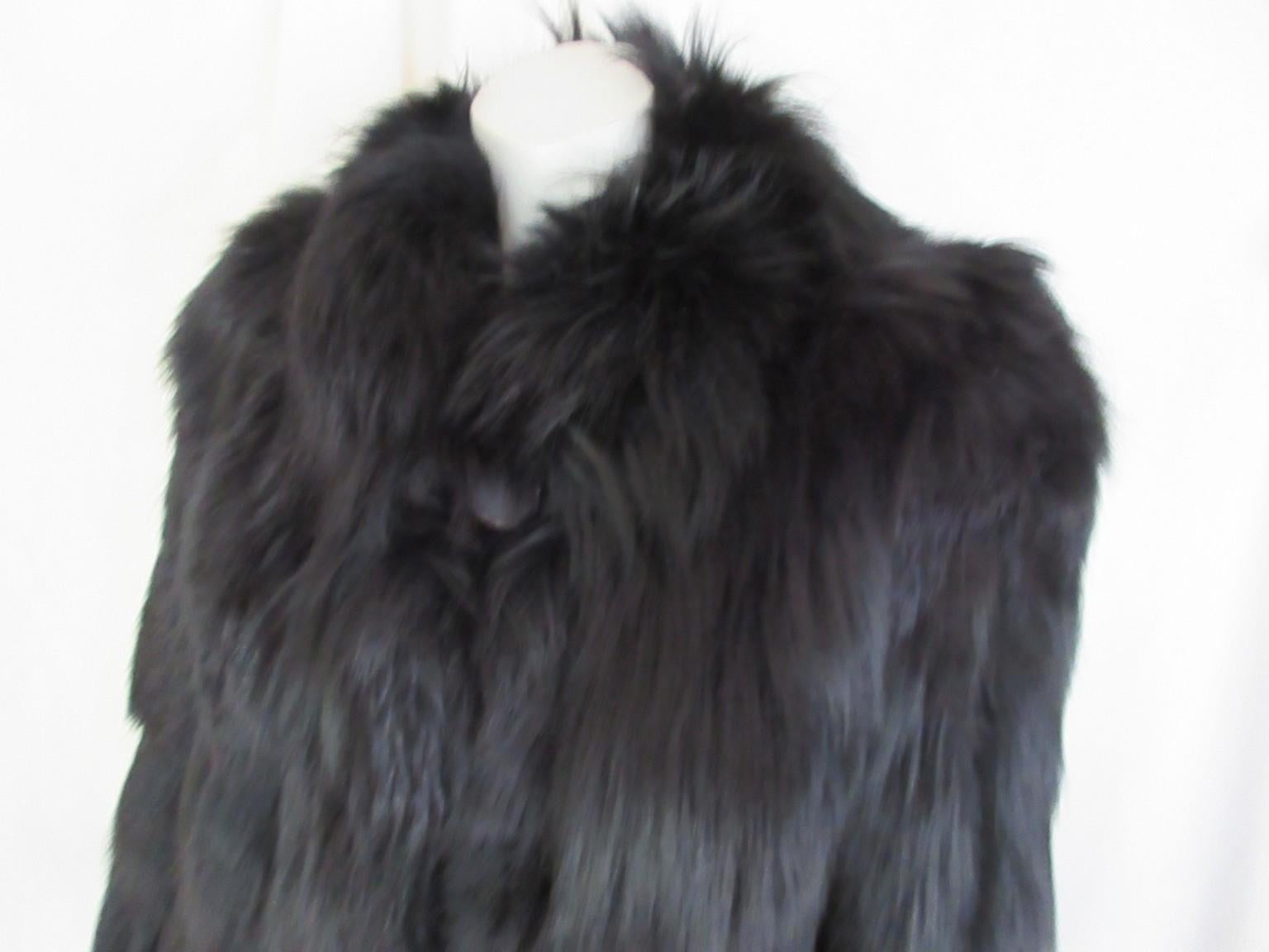 Noir Manteau de fourrure noir extravagant en vente