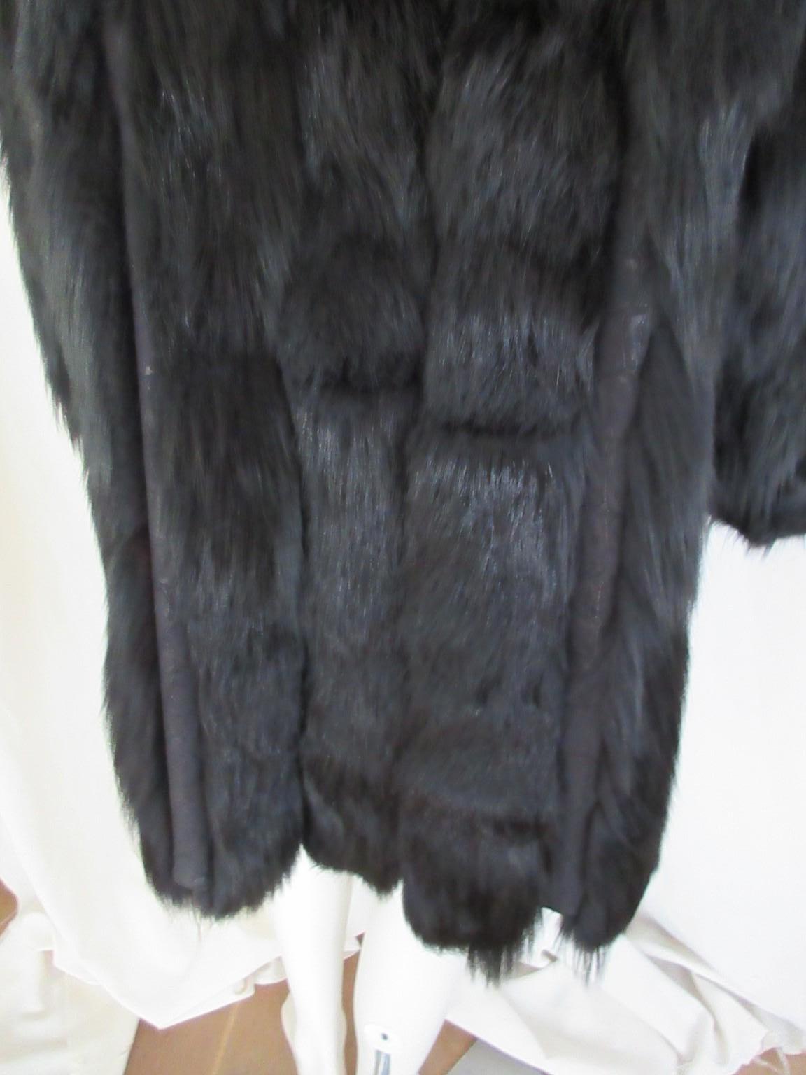 Manteau de fourrure noir extravagant en vente 1