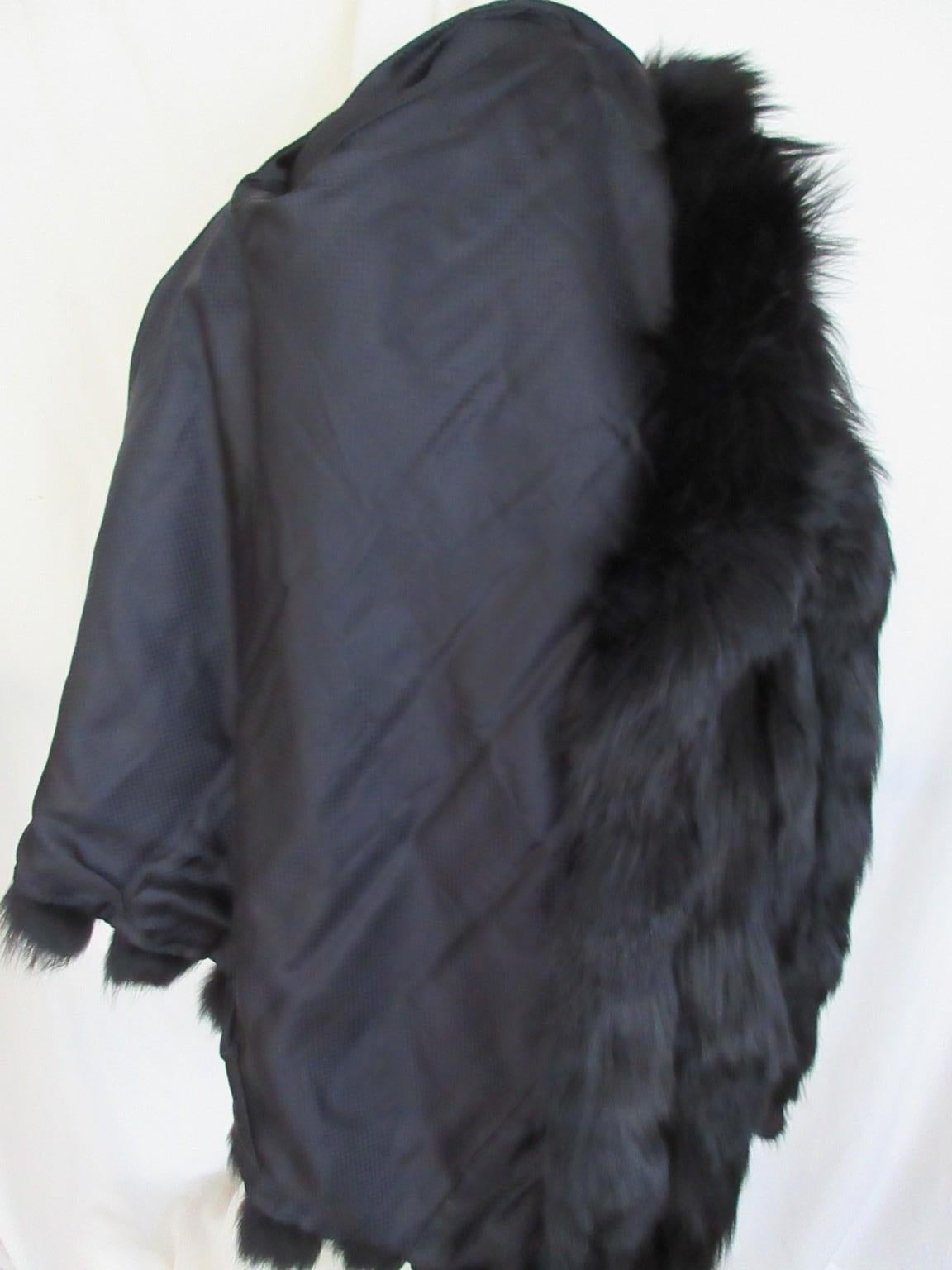 Manteau de fourrure noir extravagant en vente 2