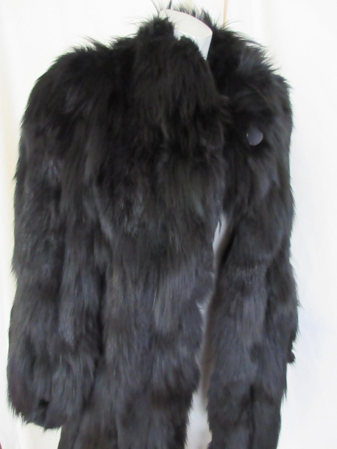 Manteau de fourrure noir extravagant en vente 4