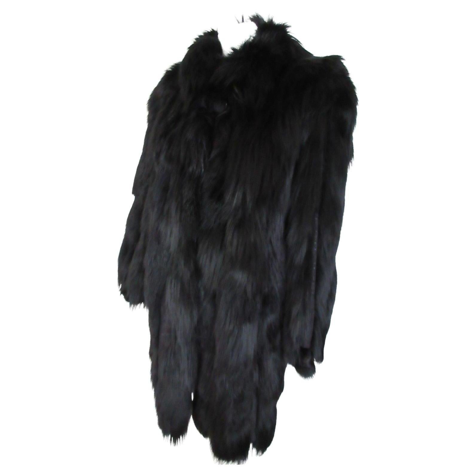Manteau de fourrure noir extravagant en vente