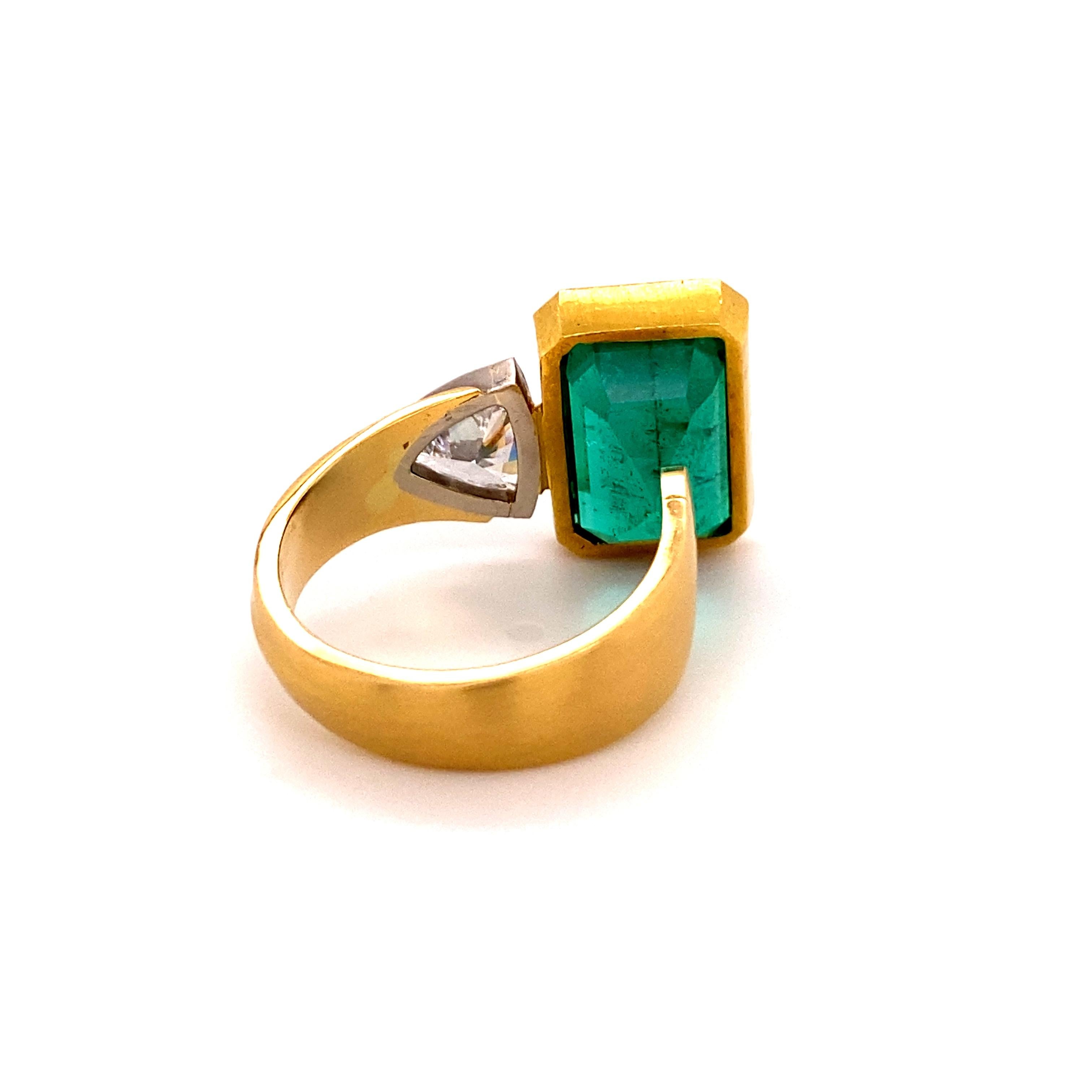 Extravagante Anillo de Esmeraldas y Diamantes de Oro de 18 Kilates 4