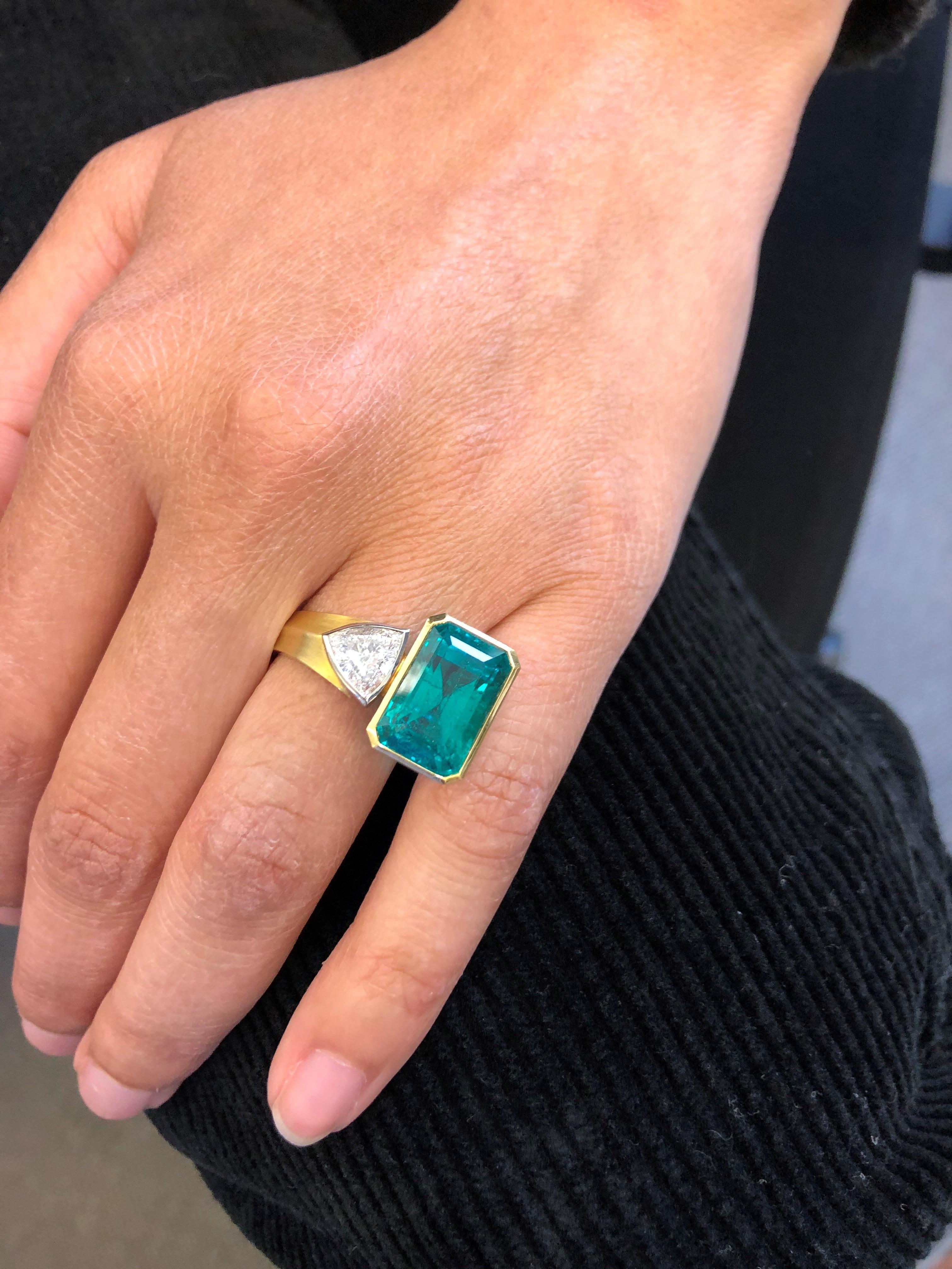 Extravagante Anillo de Esmeraldas y Diamantes de Oro de 18 Kilates Moderno