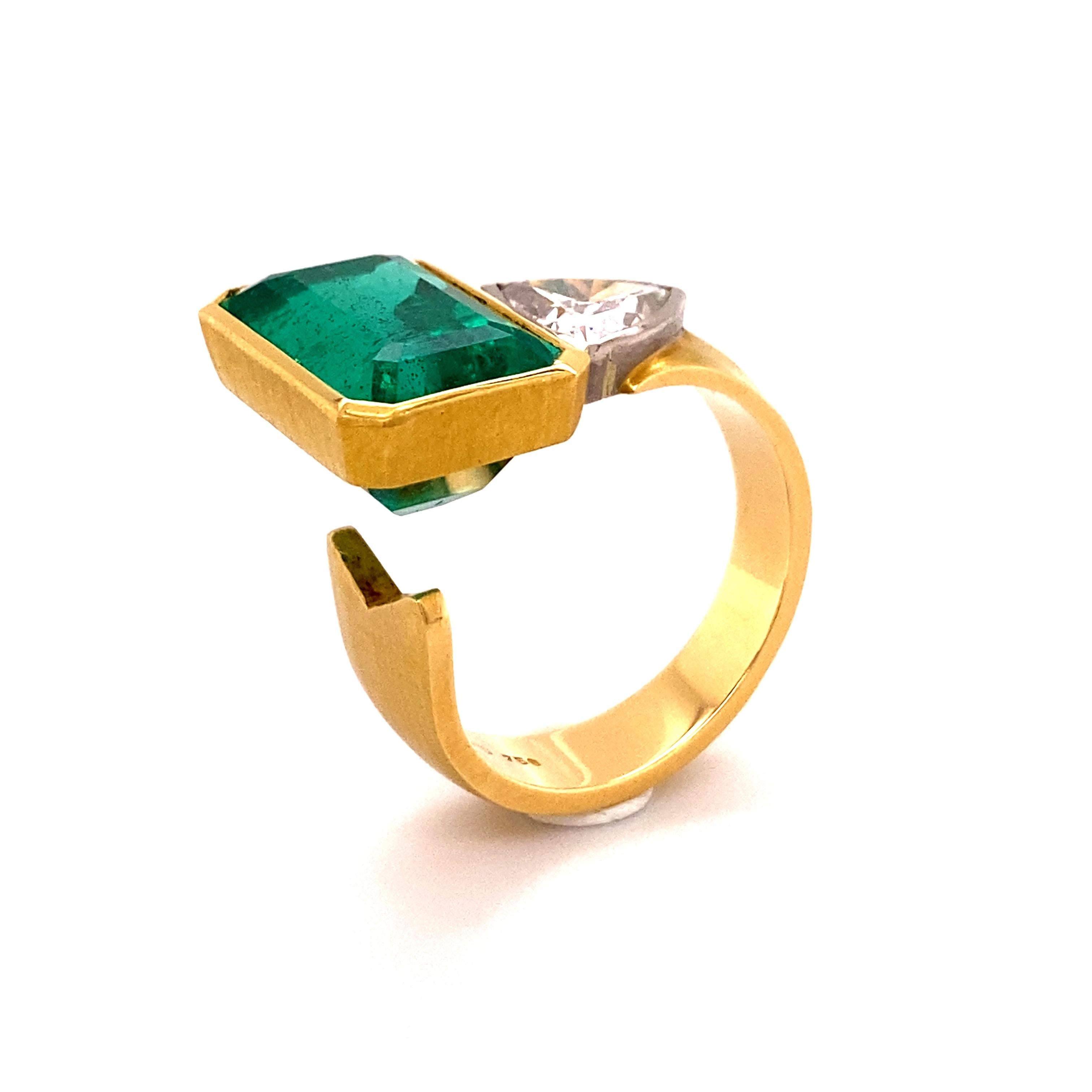 Extravagante Anillo de Esmeraldas y Diamantes de Oro de 18 Kilates Corte esmeralda