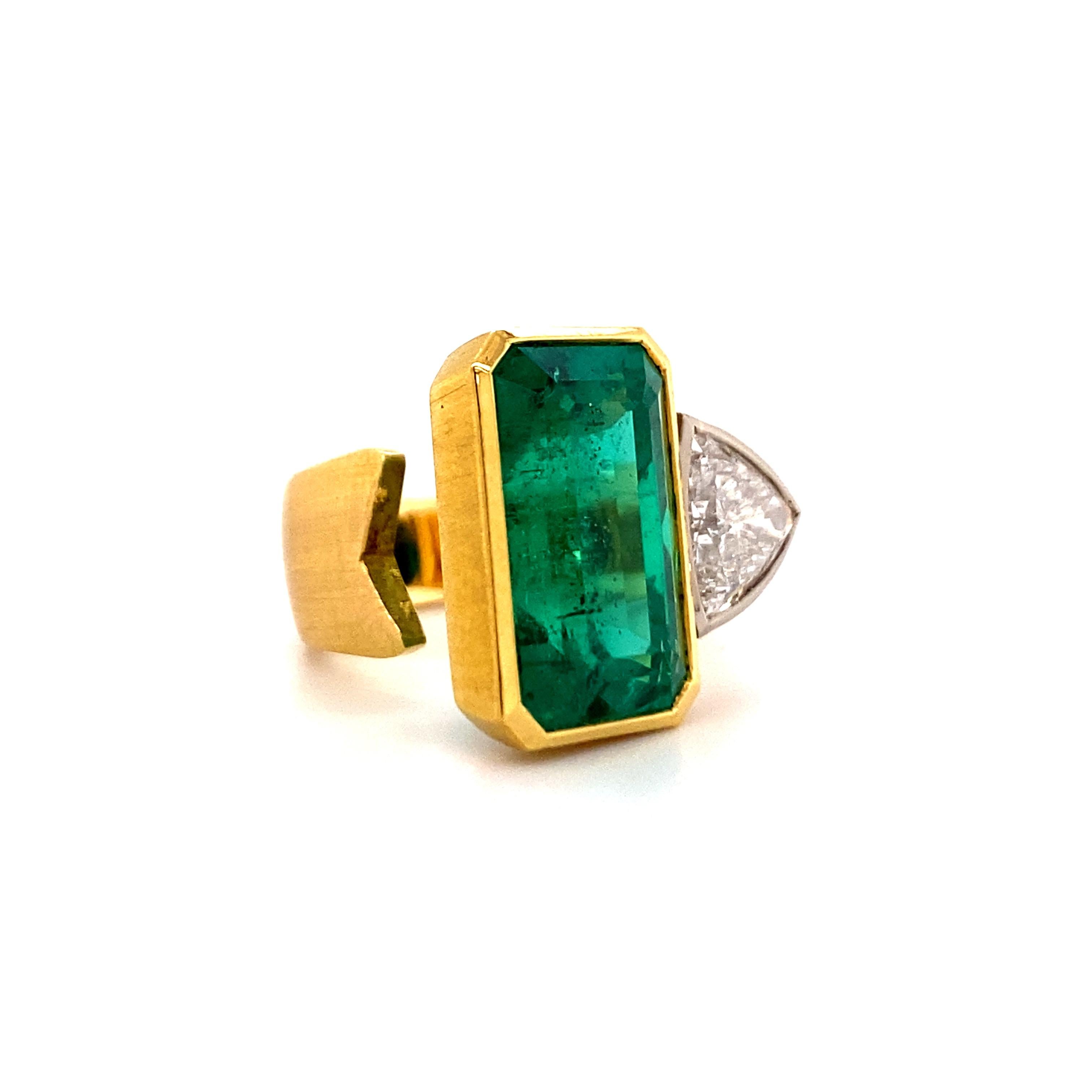 Extravagante Anillo de Esmeraldas y Diamantes de Oro de 18 Kilates en Excelente Estado en Lucerne, CH