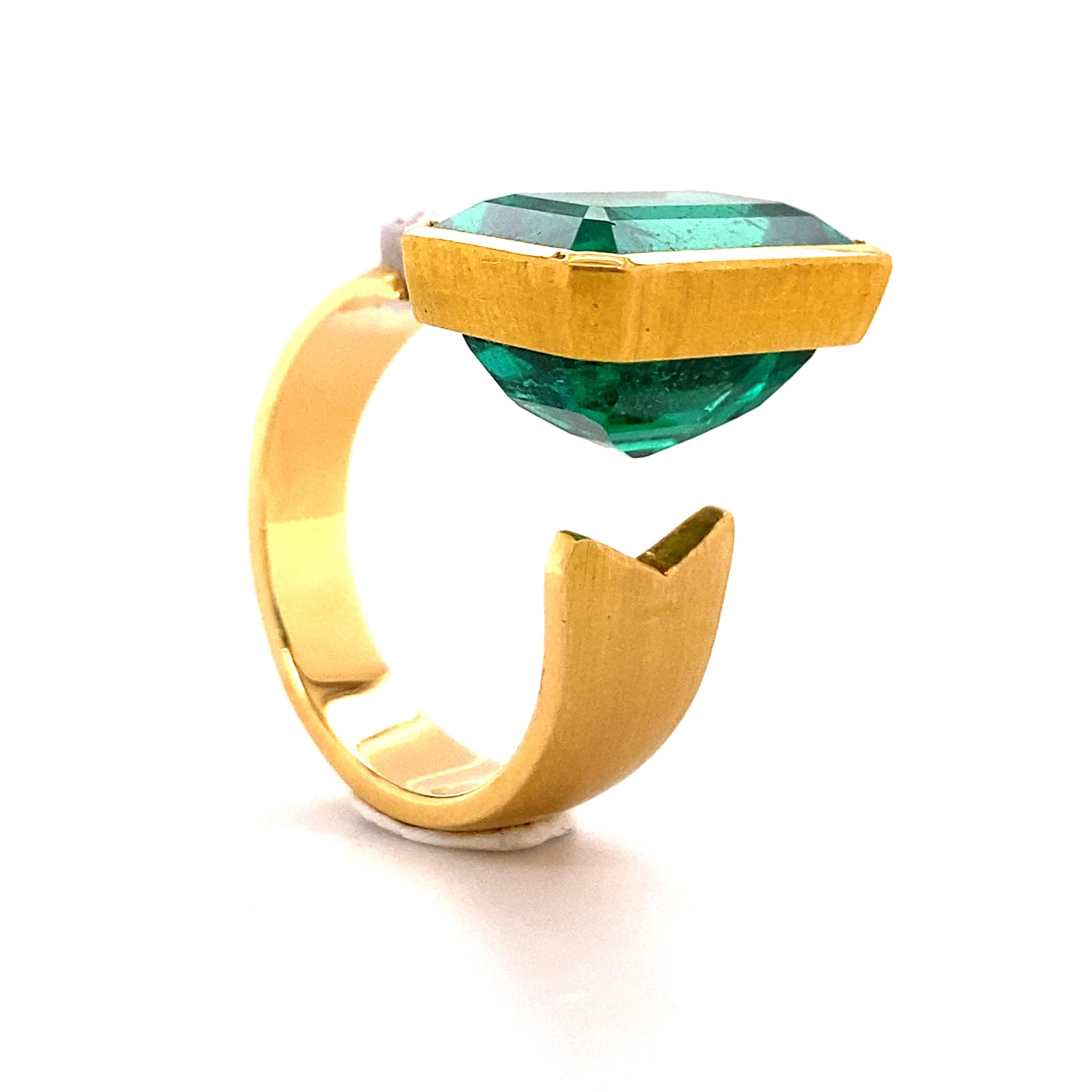 Extravagante Anillo de Esmeraldas y Diamantes de Oro de 18 Kilates 1