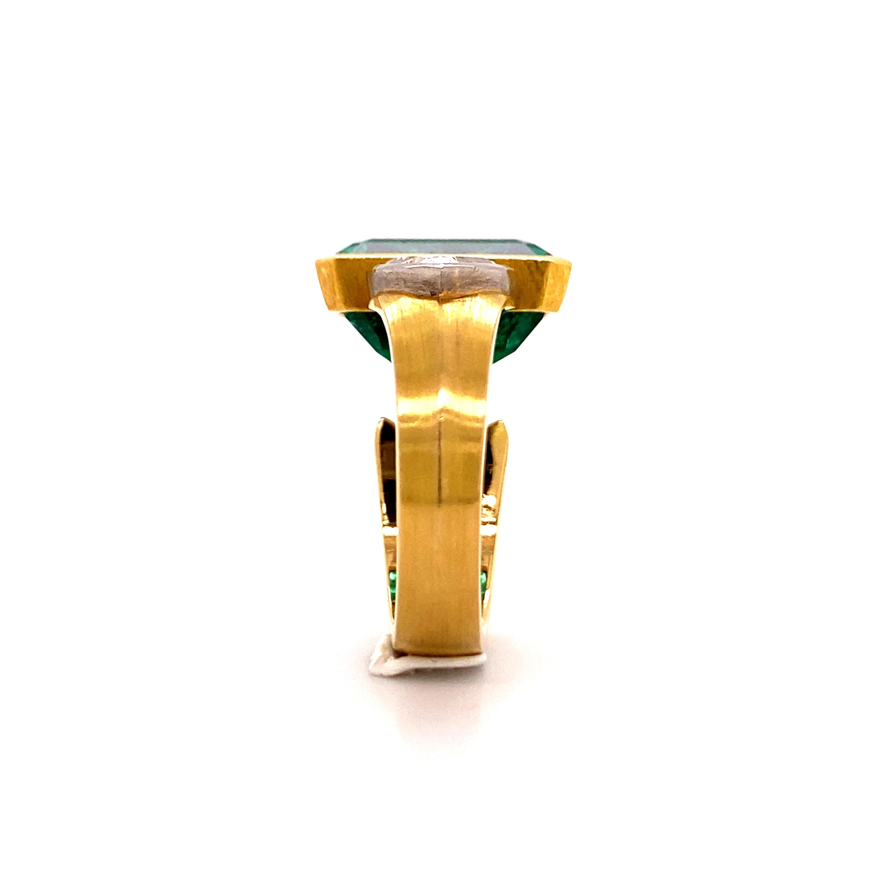 Extravagante Anillo de Esmeraldas y Diamantes de Oro de 18 Kilates 3