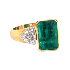 Extravagante Anillo de Esmeraldas y Diamantes de Oro de 18 Kilates