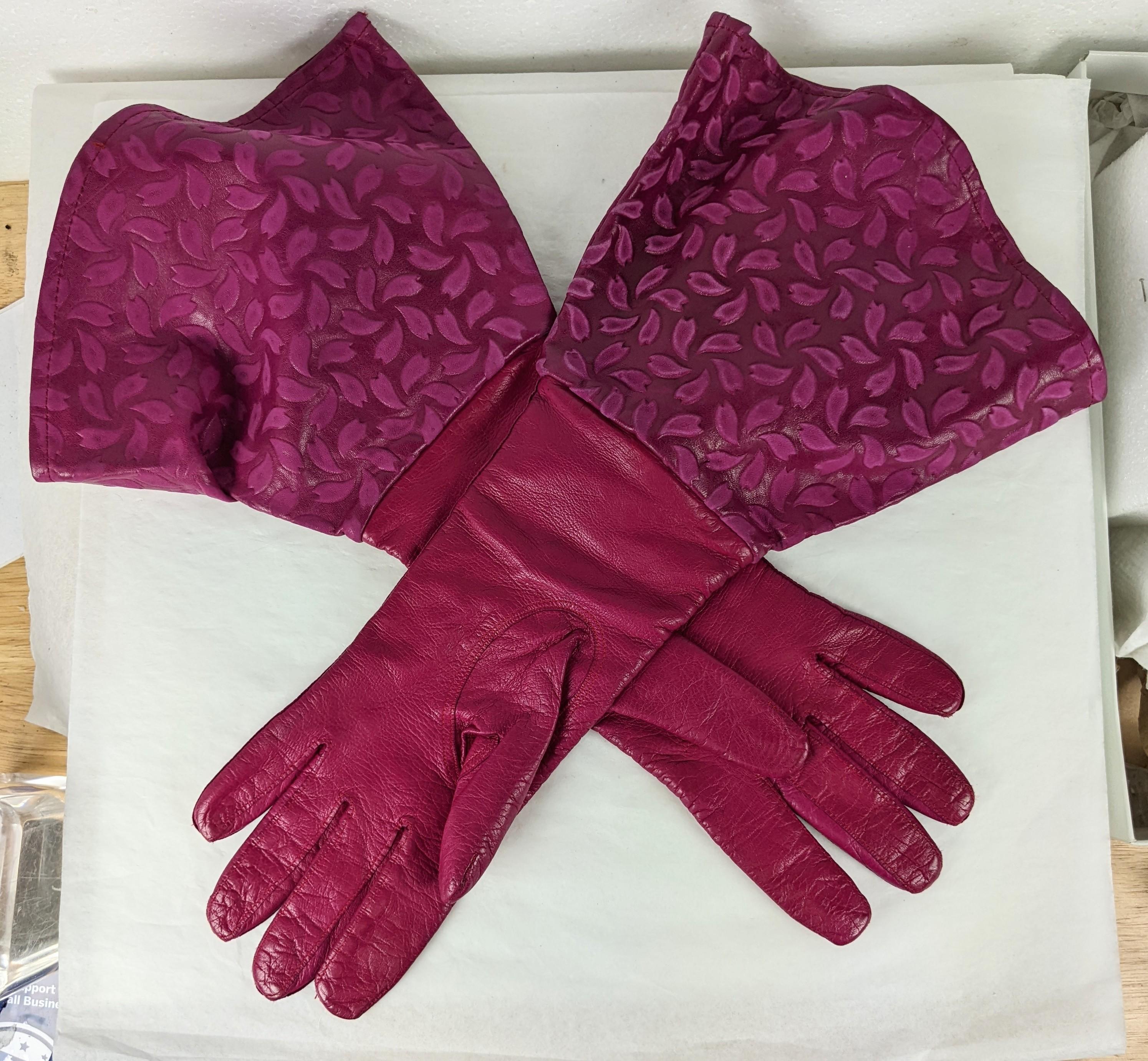 Außergewöhnliche Rasberry-Lederhandschuhe mit Manschetten, Carolina Amato im Zustand „Gut“ im Angebot in New York, NY