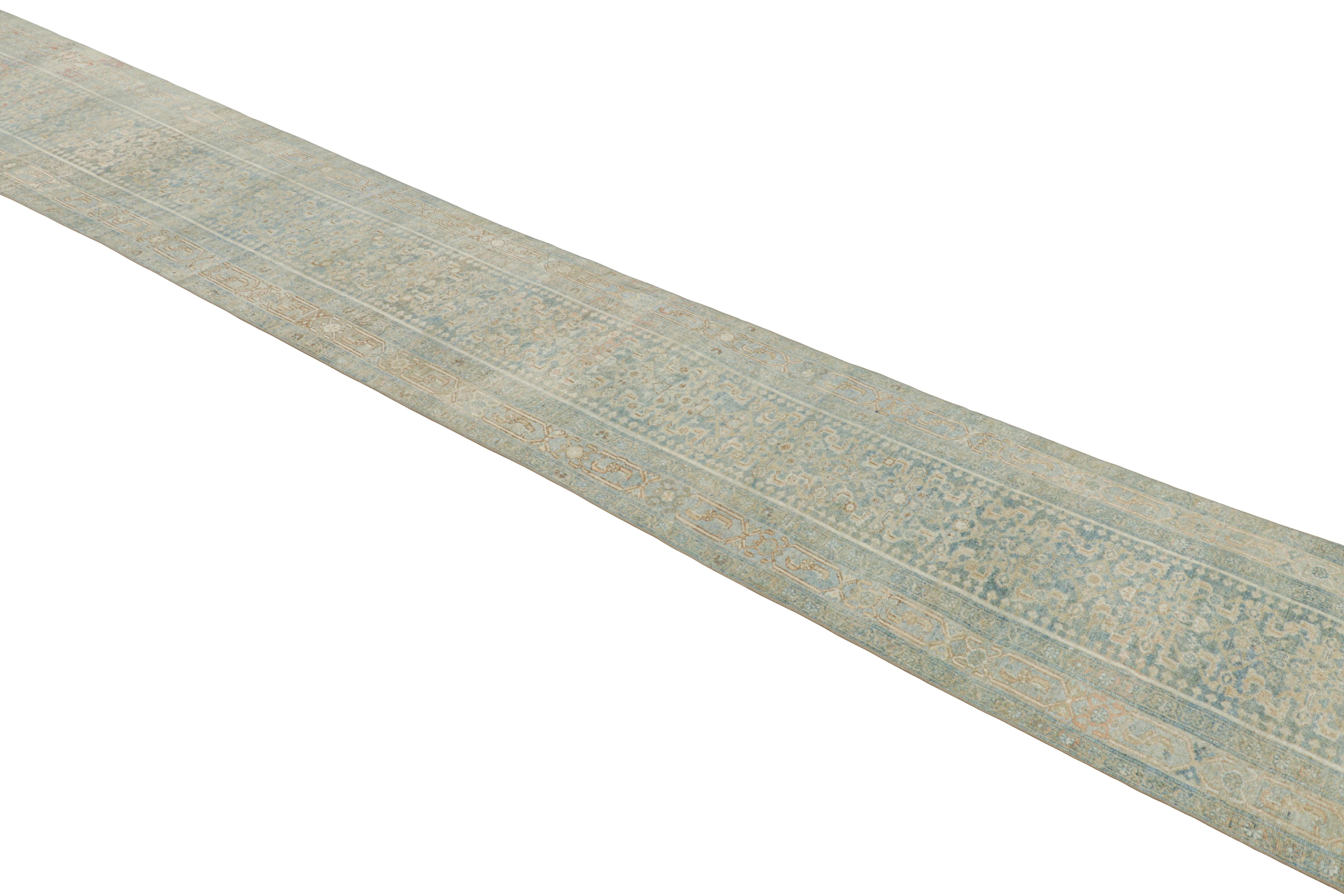 Dieser handgeknüpfte Wollteppich aus der Zeit um 1950-1960 ist ein besonders seltener, extralanger Läufer mit 3x20 cm Durchmesser, der von Rug & Kilim neu kuratiert wurde.    

Über das Design:

Liebhaber dieses Handwerks werden besonders die