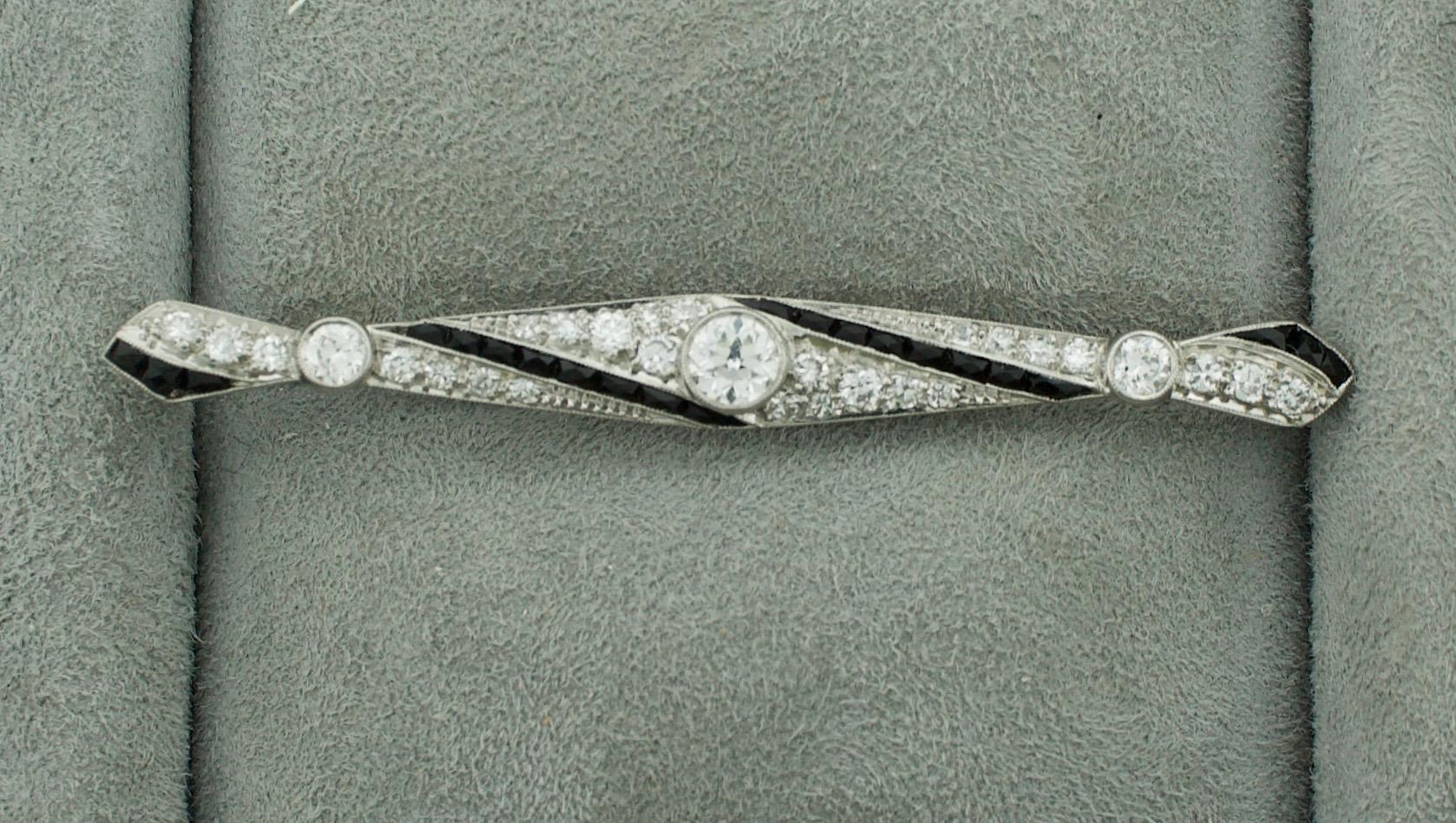 Extreme Art Deco Diamond and French Cut Onyx Brooch, circa 1920s in Platinum For Sale 3
