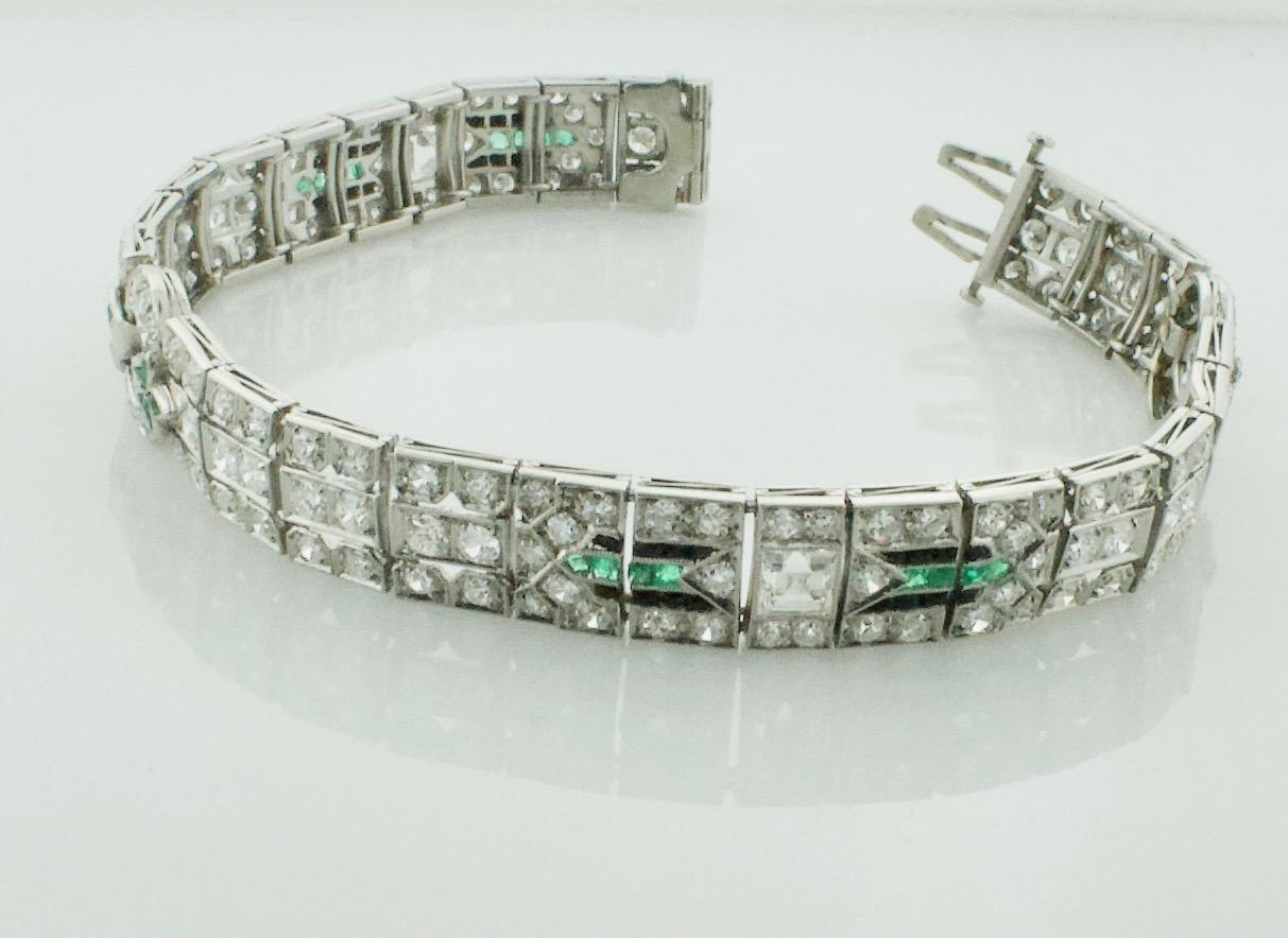 Platinarmband mit Diamanten, Smaragden und Onyx im Art déco-Stil  (Carréeschliff) im Angebot