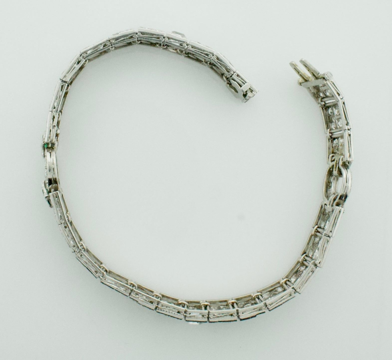 Platinarmband mit Diamanten, Smaragden und Onyx im Art déco-Stil  im Zustand „Hervorragend“ im Angebot in Wailea, HI