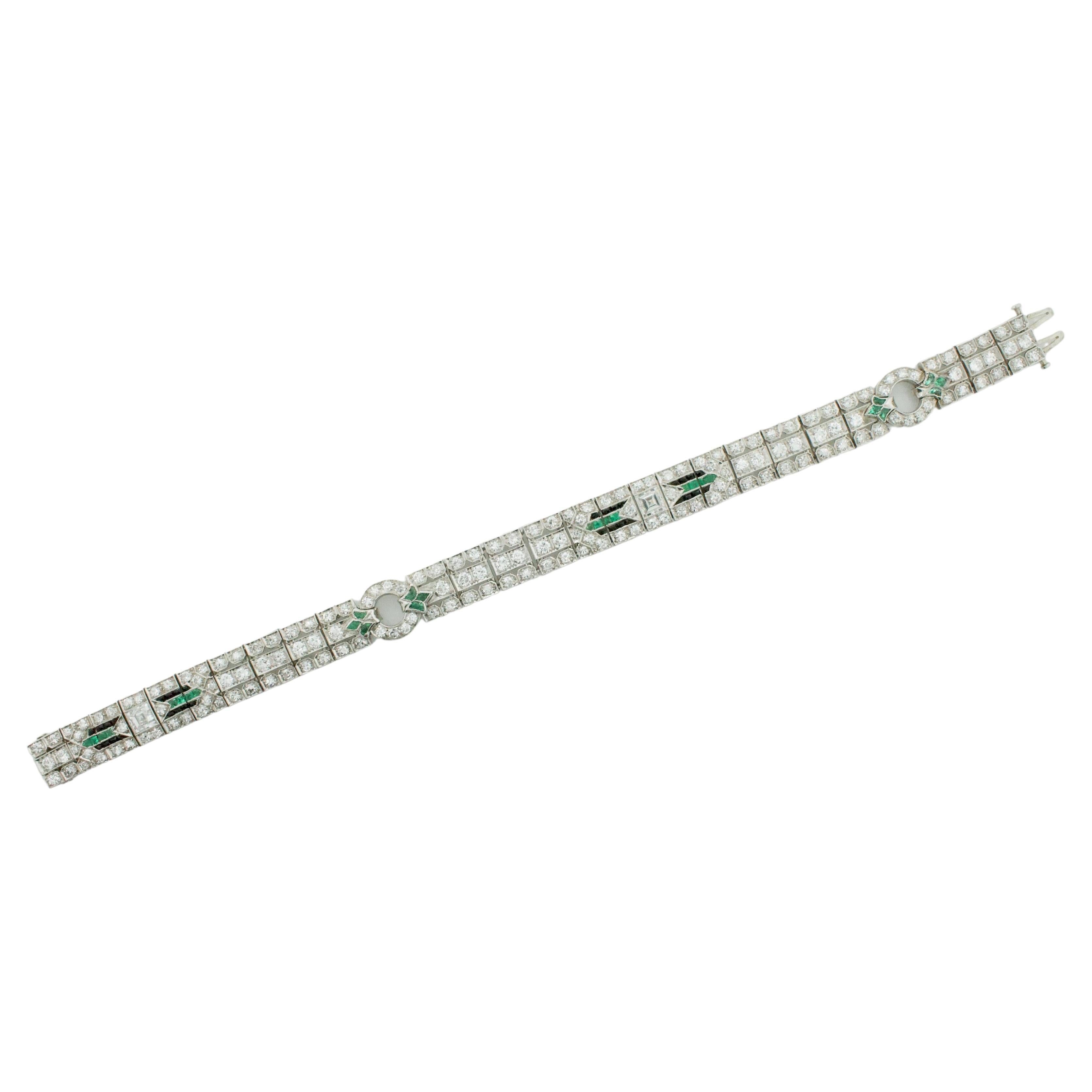 Platinarmband mit Diamanten, Smaragden und Onyx im Art déco-Stil 
