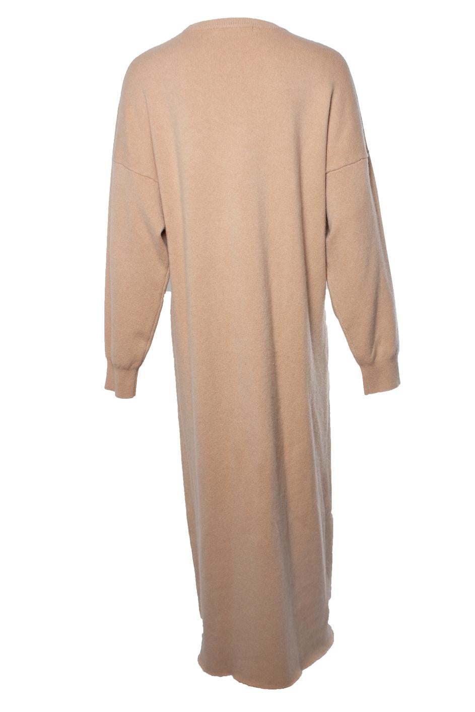 extreme cashmere, maxi dress in camel. The item is new - unworn.

• CONDITION: new - unworn

• SIZE: one size

• MEASUREMENTS: length 127 cm, width 56 cm, waist 56 cm, shoulder width 60 cm, sleeve length 54 cm

• MATERIAL: cashmere

• CARE: hand