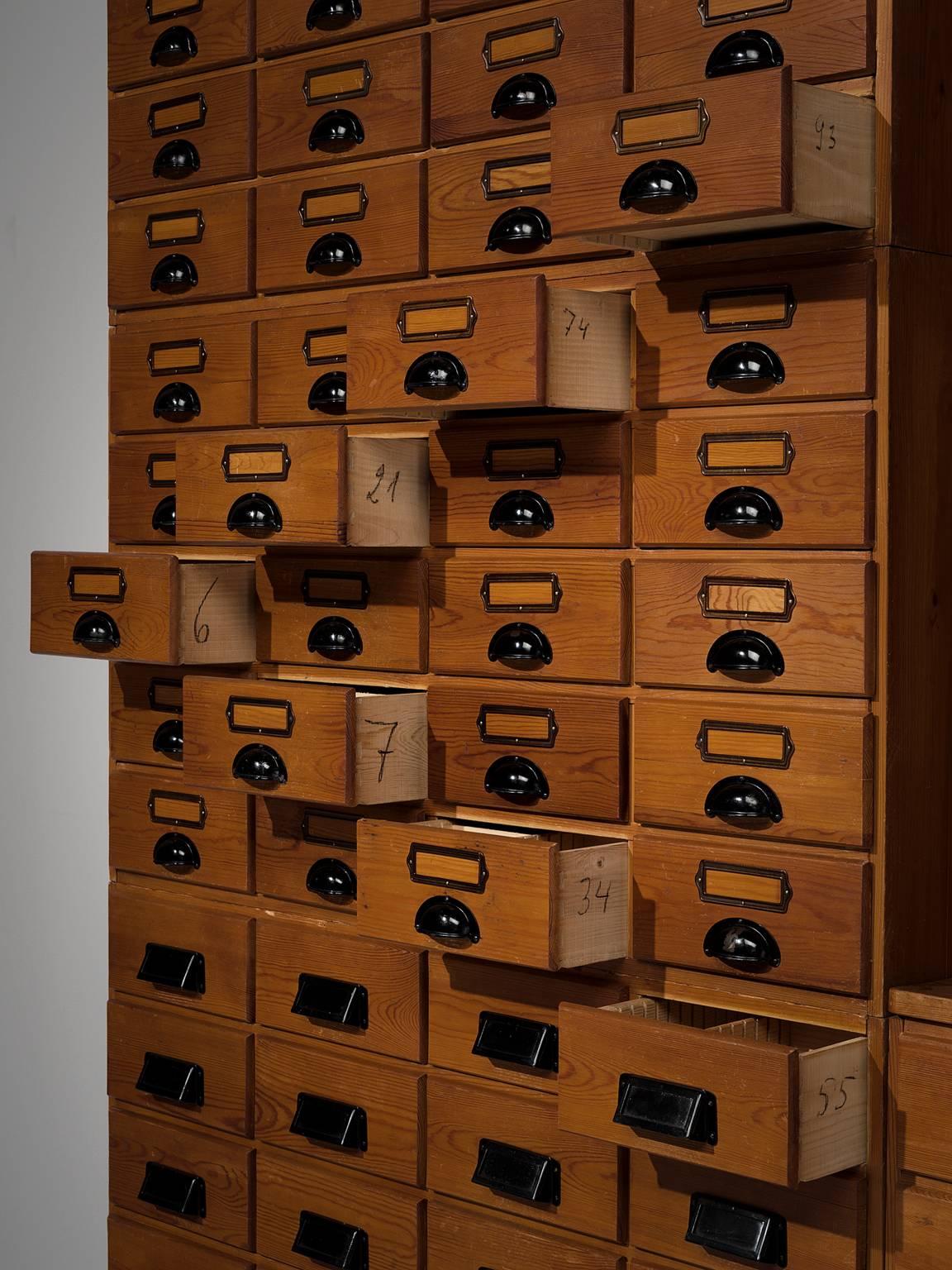 Extreme Large Apothecary Chest In Good Condition In Waalwijk, NL