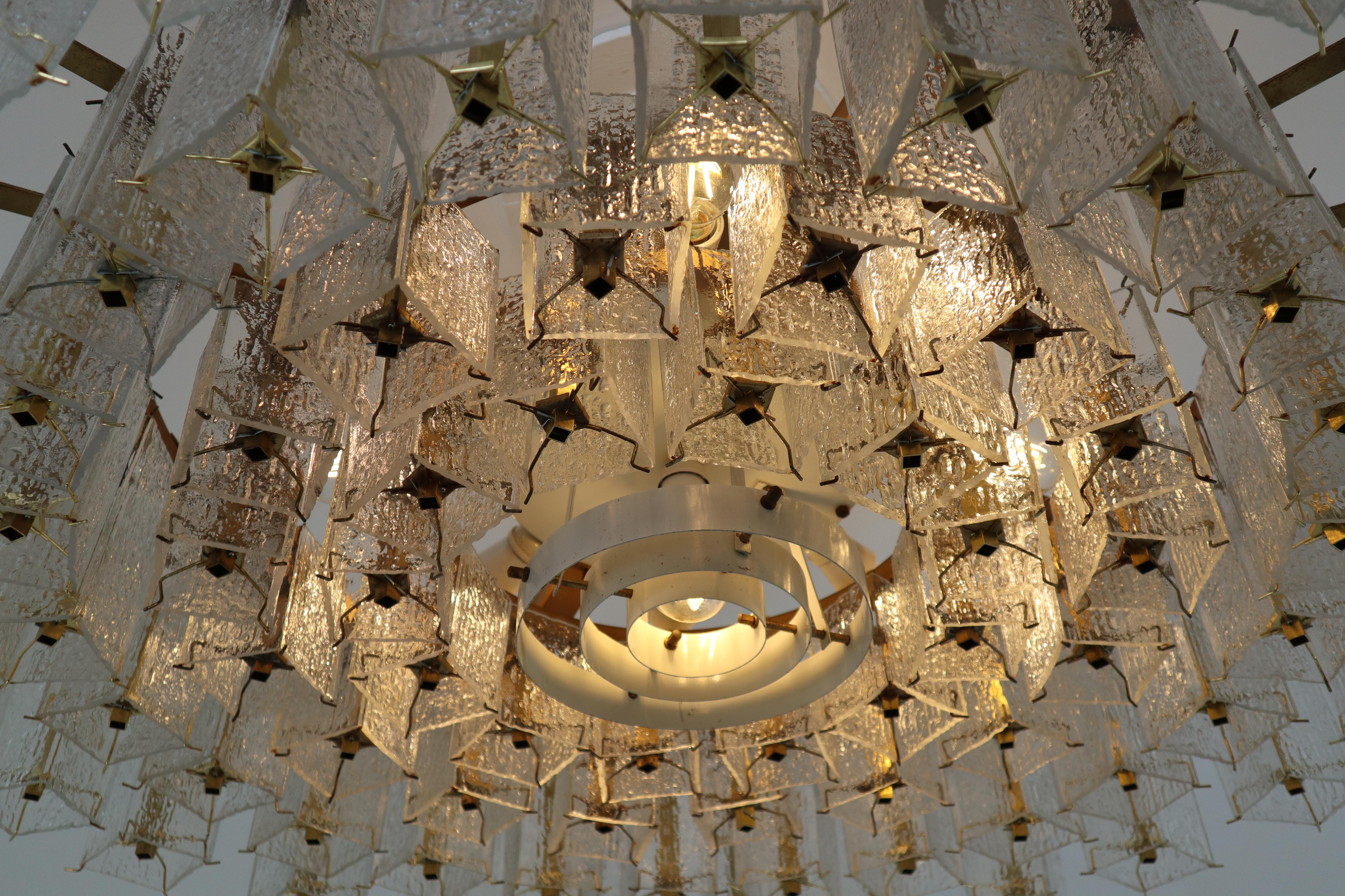Extreme Large Midcentury Chandelier in Structured Glass and Brass from Europe (20. Jahrhundert)