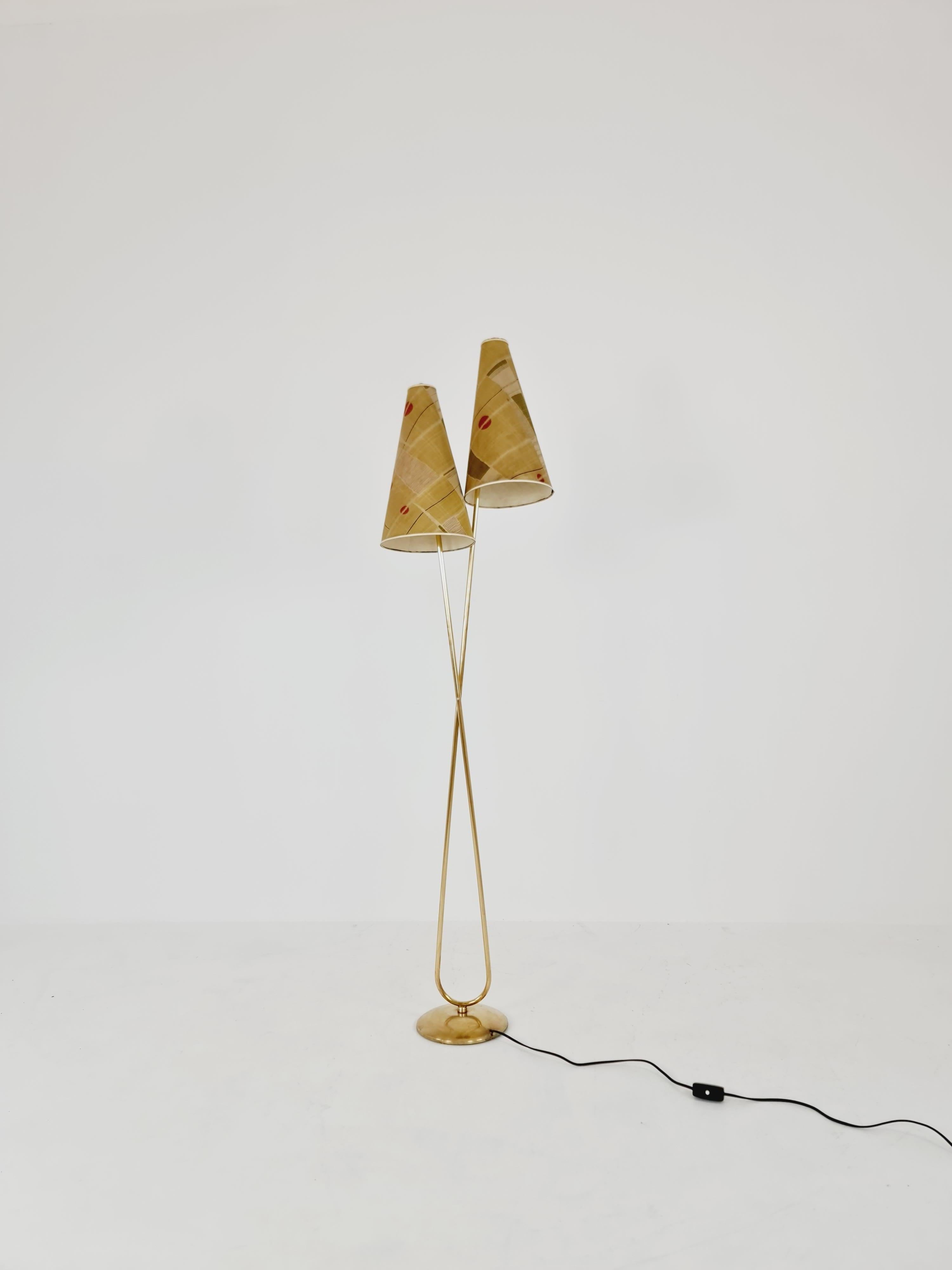 ORGIGINAL EXTREME RARE 1950s vintage floor lamp/ bag lamp mcm 

This lamp is extremly rare, one of its kind. The condition is perfect for its age. 

The brass is in a good condition as well. 

MADE IN GERMANY

Design year: 1950s

Dimensions: : 25 D