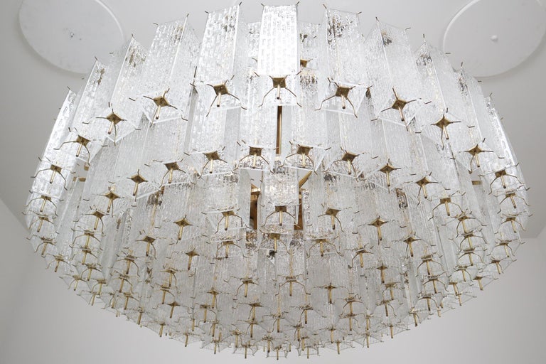 Extreme Extra Large Midcentury Brass Chandelier in Structured Glass from Europe For Sale 4