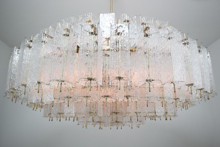 Extreme Extra Large Midcentury Brass Chandelier in Structured Glass from Europe For Sale 5