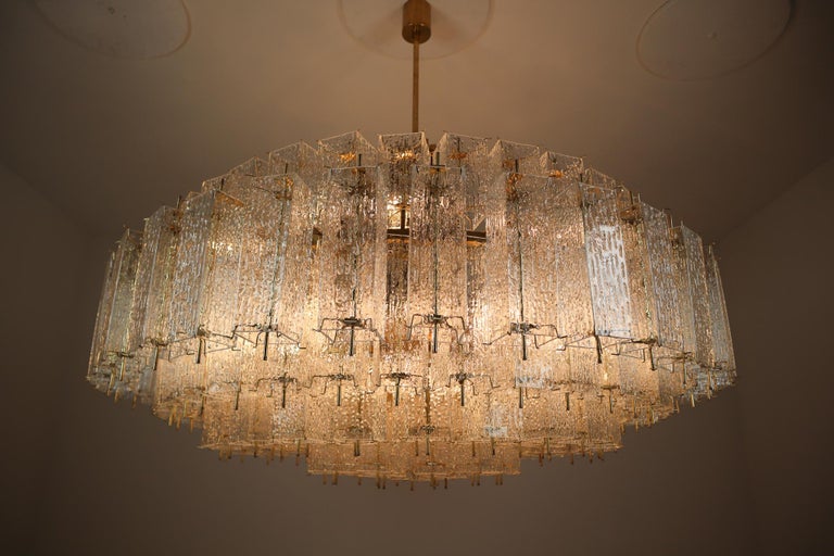 Extreme Extra Large Midcentury Brass Chandelier in Structured Glass from Europe For Sale 6
